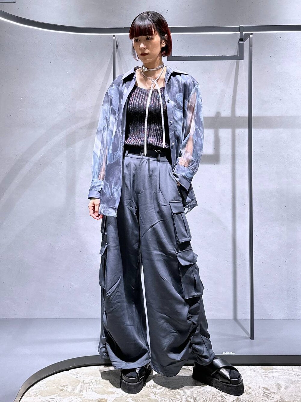 ブラック系のサンダル、その他のタンクトップ、グレー系のカーゴパンツを着用したレディースの春コーディネートの1枚目の写真