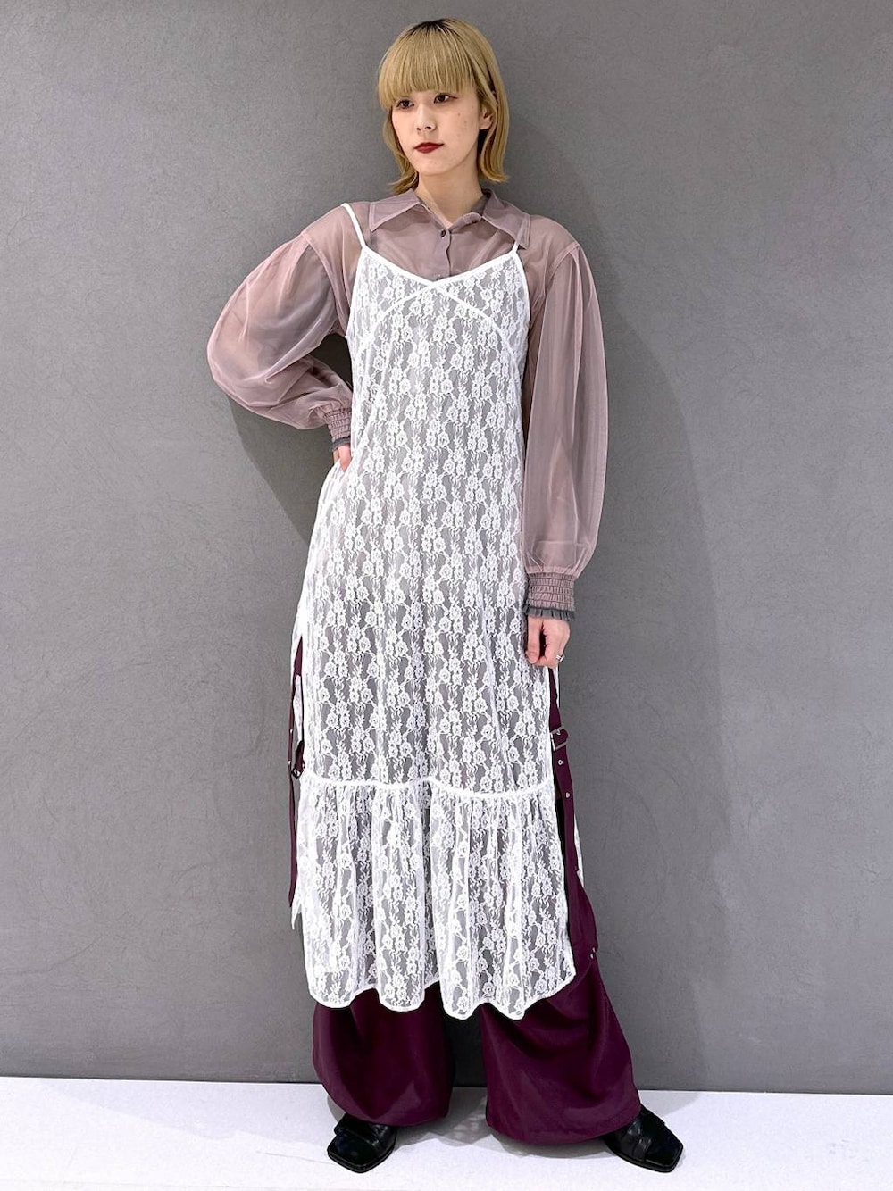 ブラック系のサンダル、ホワイト系のワンピース、ピンク系のシャツ/ブラウスを着用したレディースの春コーディネートの1枚目の写真