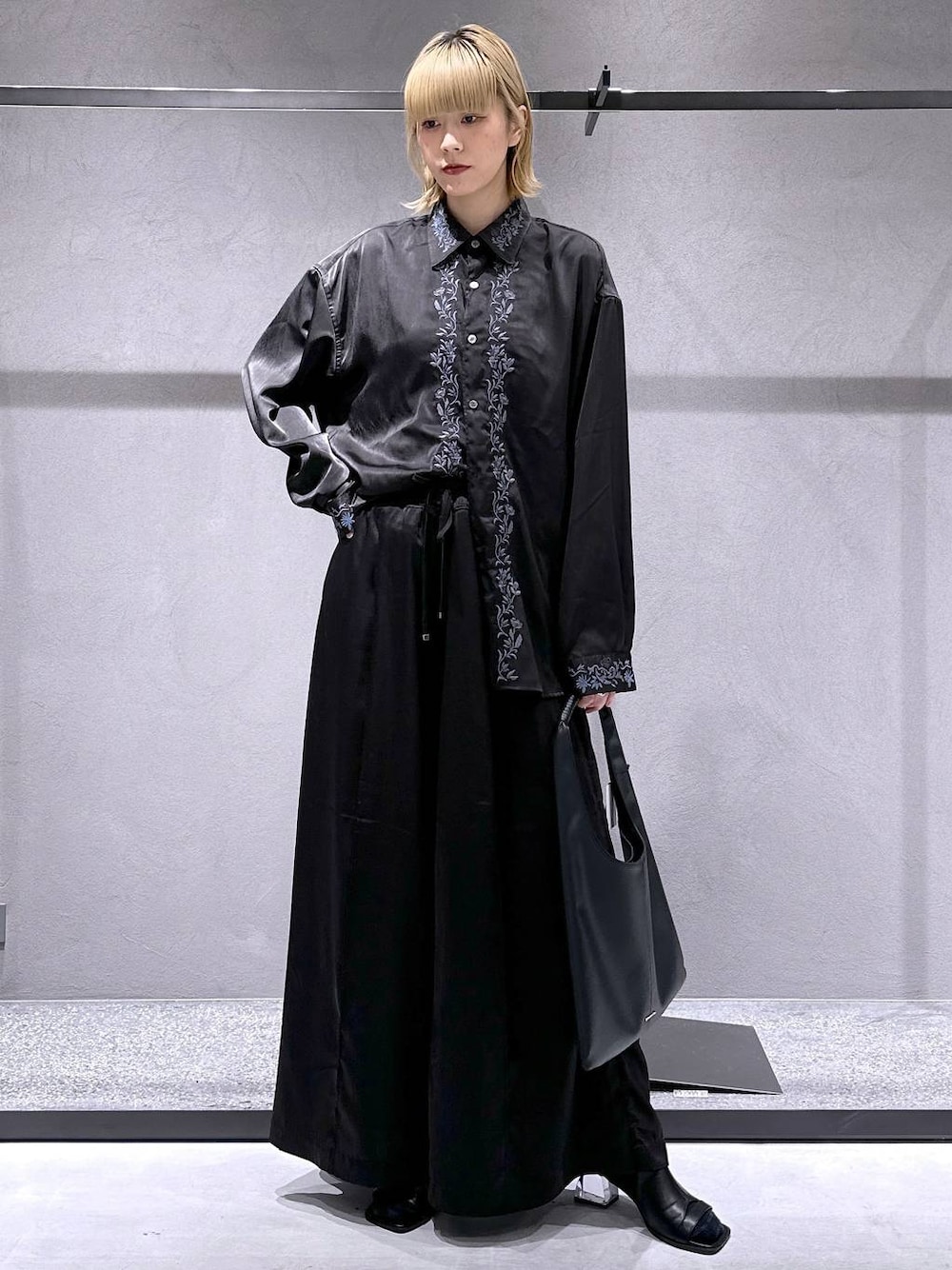 ブラック系のトートバッグ、ブラック系のその他パンツ、ブラック系のサンダルを着用したレディースの春コーディネートの1枚目の写真