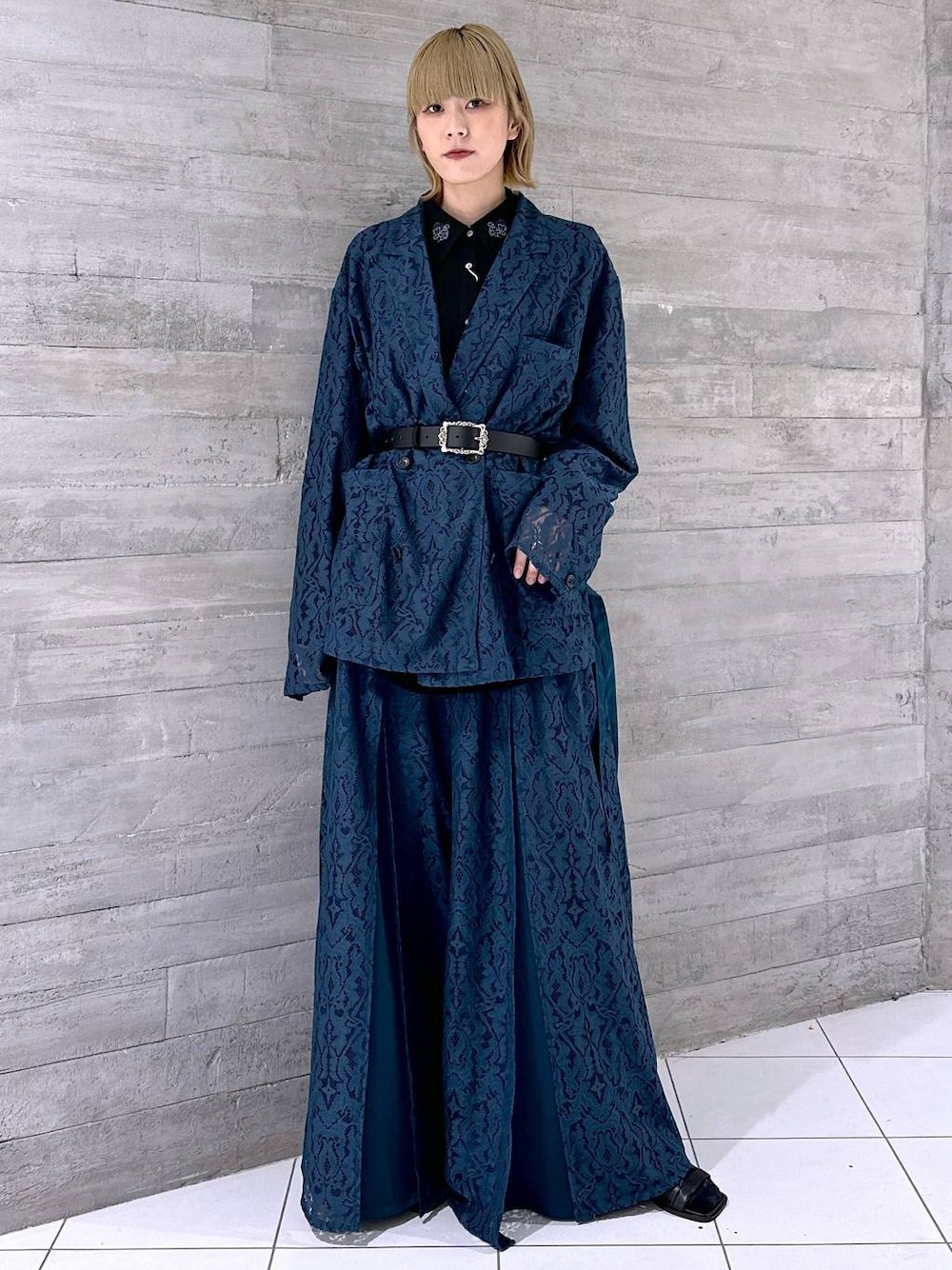 ブルー系のテーラードジャケット、ブラック系のシャツ/ブラウス、ブラック系のサンダルを着用したレディースの春コーディネートの1枚目の写真