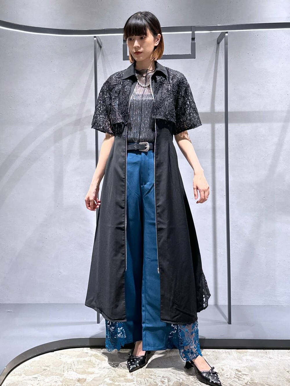 ブルー系のその他パンツ、ブラック系のTシャツ/カットソー、ブラック系のパンプスを着用したレディースの夏コーディネートの1枚目の写真