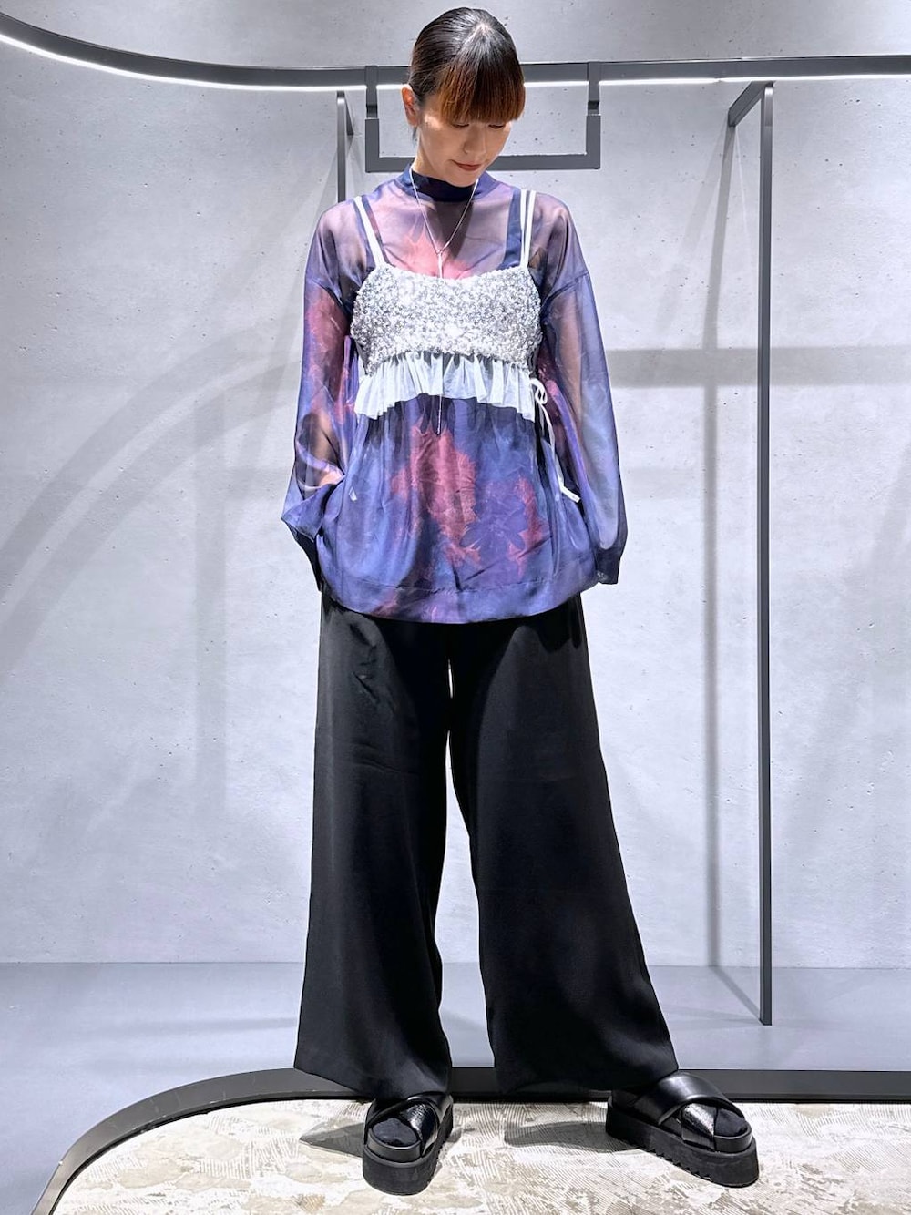 ブラック系のその他パンツ、シルバー系のチューブトップ、ブラック系のサンダルを着用したレディースの春コーディネートの1枚目の写真