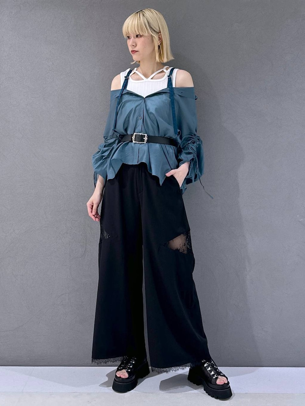 ブラック系のサンダル、ホワイト系のタンクトップ、ブラック系のその他パンツを着用したレディースの夏コーディネートの1枚目の写真