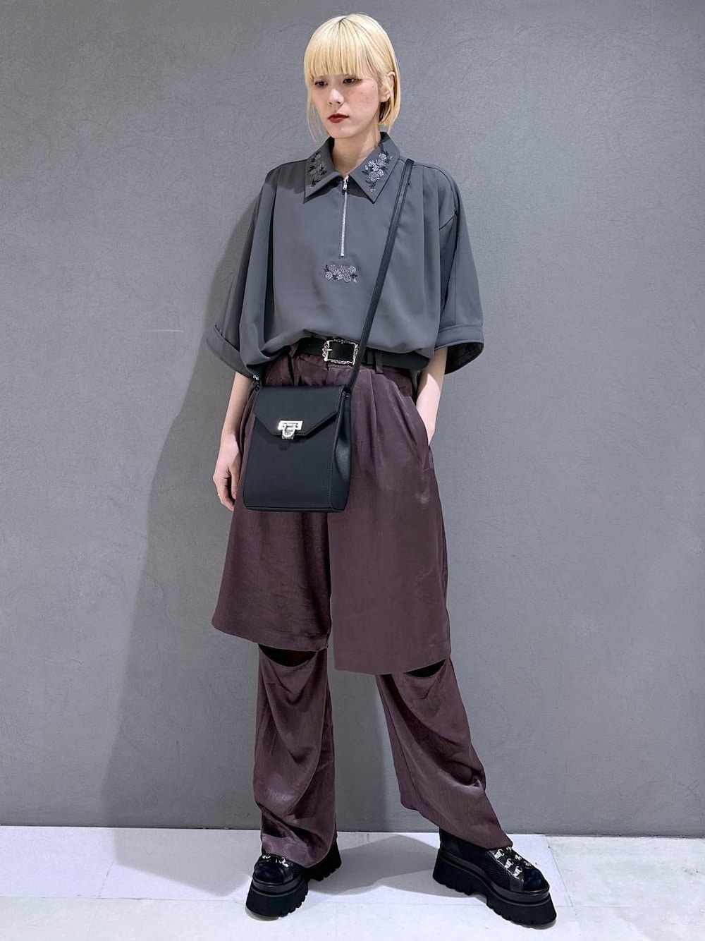 ブラック系のサンダル、パープル系のその他パンツ、グレー系のシャツ/ブラウスを着用したレディースの春コーディネートの1枚目の写真