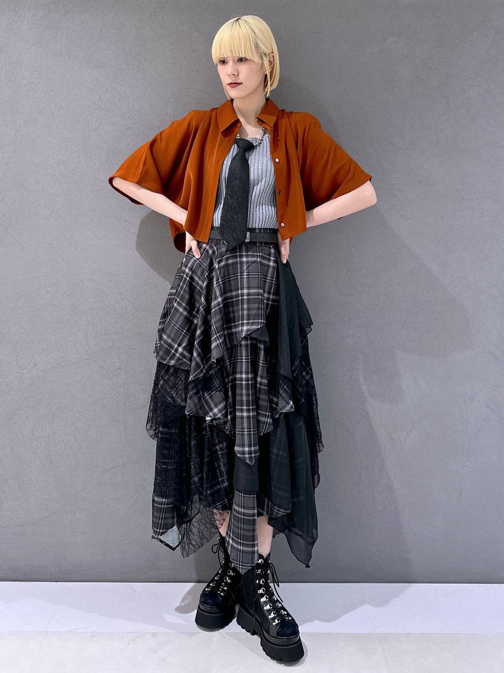 ブラック系のネクタイ、ブラック系のサンダル、グレー系のタンクトップを着用したレディースの春コーディネートの1枚目の写真