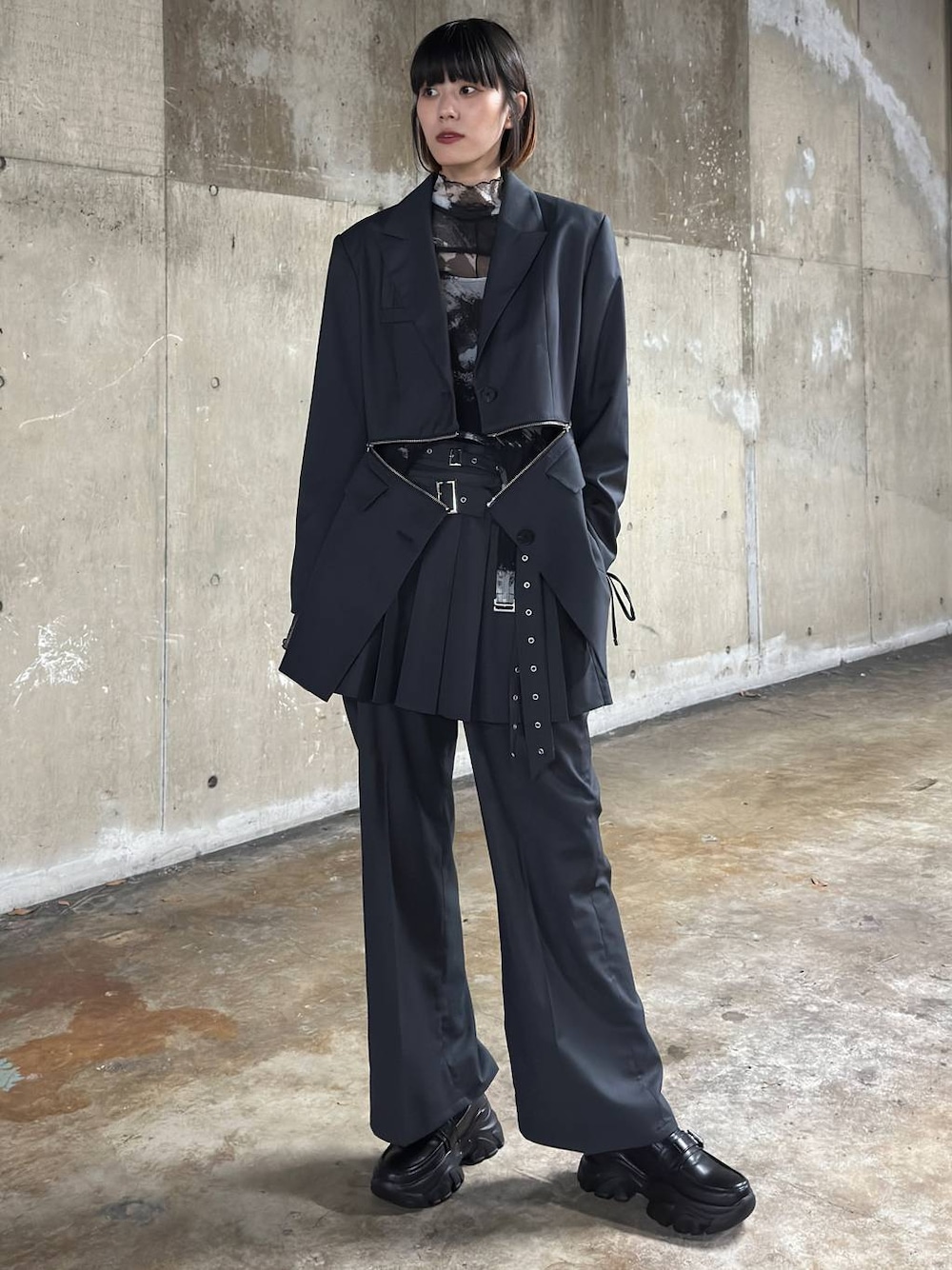 ブラック系のローファー、ブラック系のTシャツ/カットソー、グレー系のその他パンツを着用したレディースの秋コーディネートの1枚目の写真