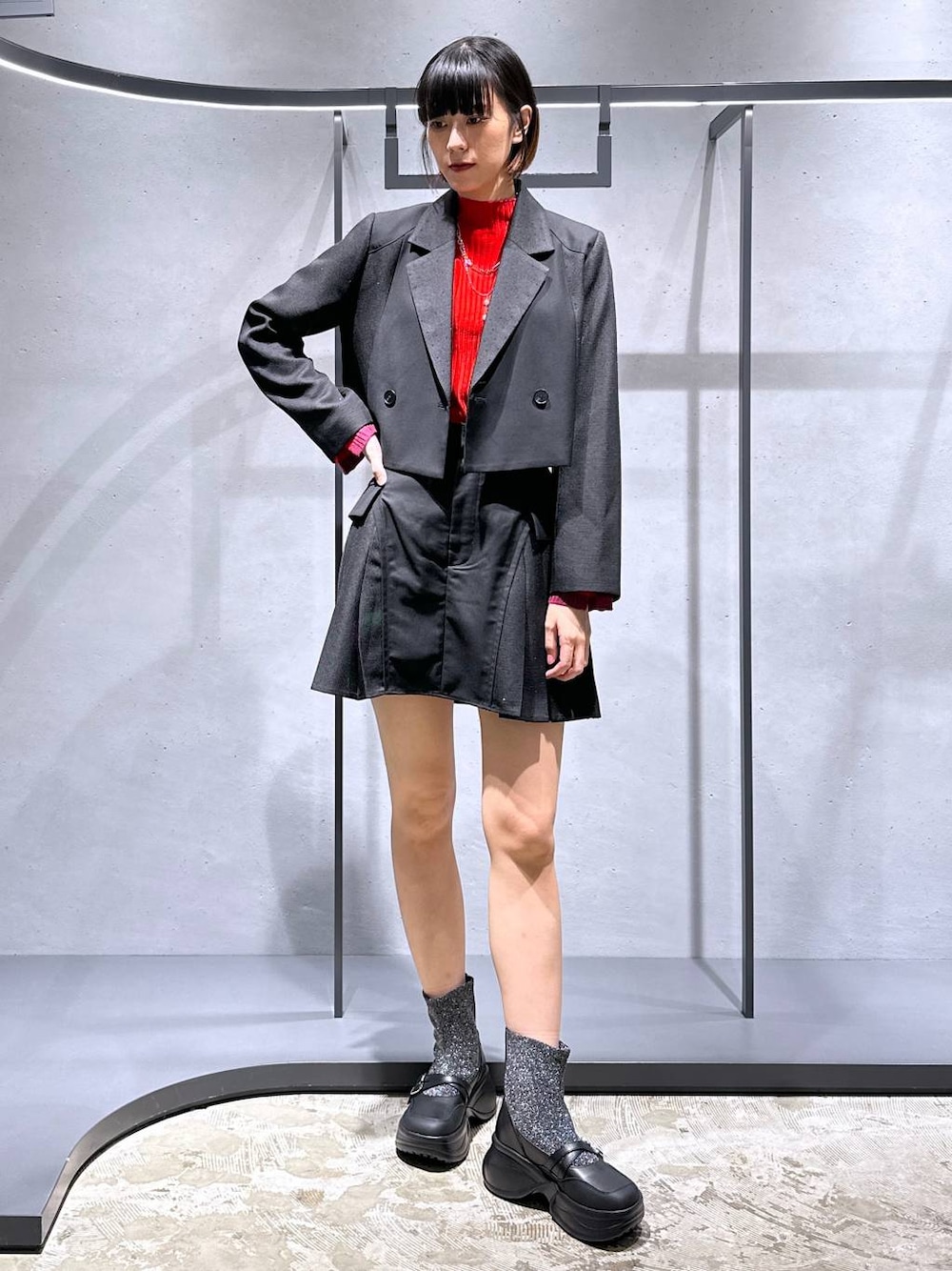 シルバー系のブーツ、ブラック系のテーラードジャケット、ブラック系のその他パンツを着用したレディースの秋コーディネートの1枚目の写真