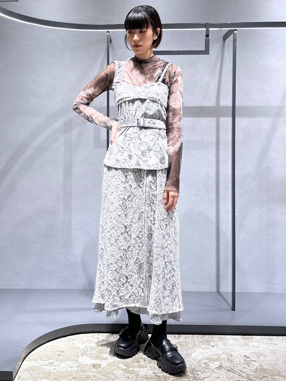 ブラック系のTシャツ/カットソー、ブラック系のローファー、グレー系のベストを着用したレディースの秋コーディネートの1枚目の写真