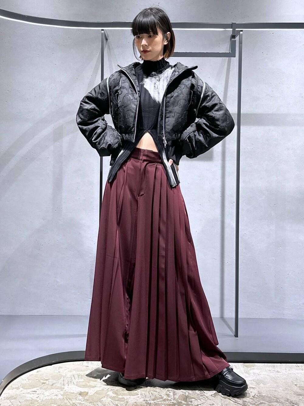 ブラック系のブルゾン、レッド系のその他パンツ、ブラック系のローファーを着用したレディースの秋コーディネートの1枚目の写真