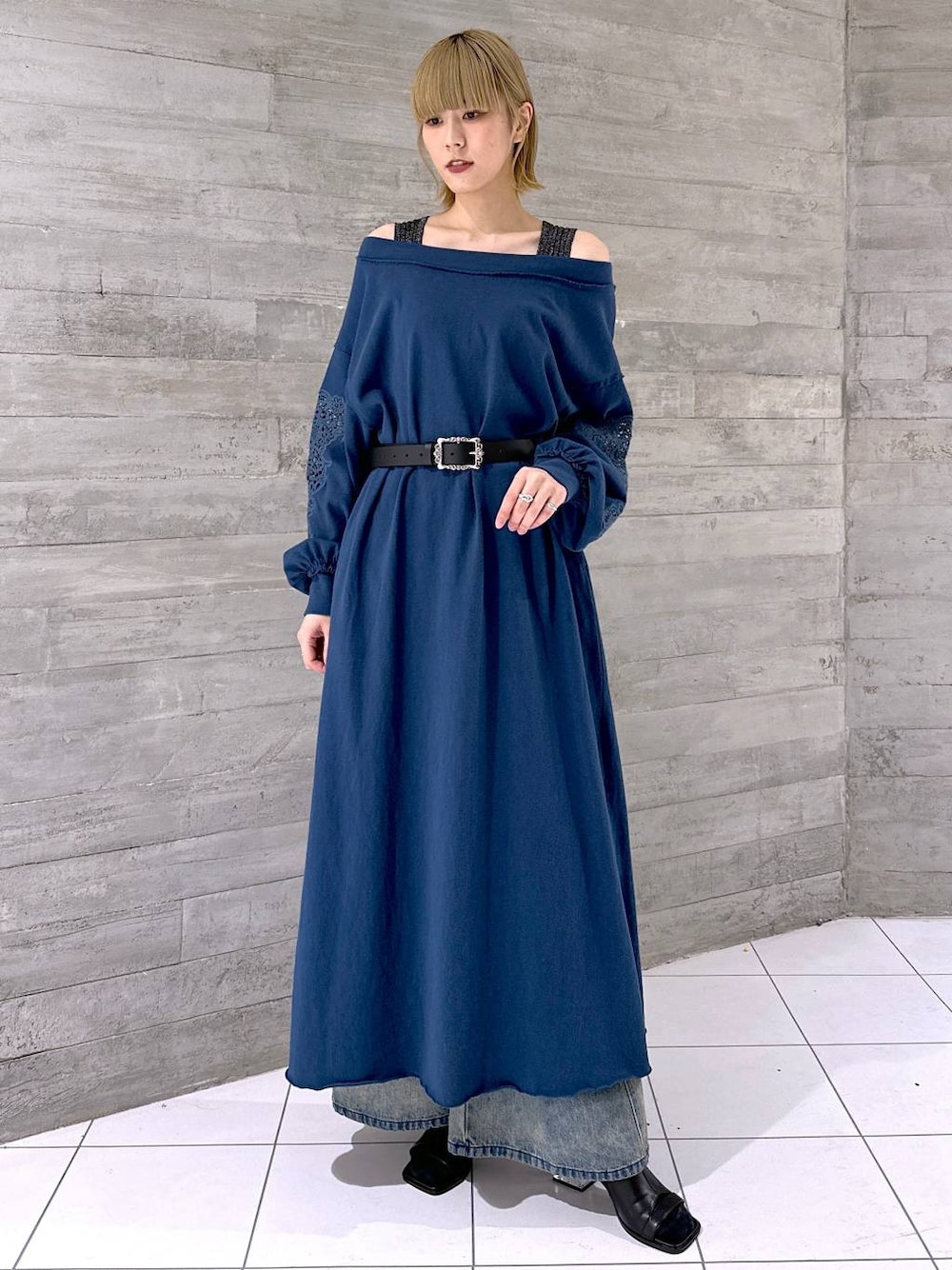 ブラック系のタンクトップ、ブルー系のワンピース、ブラック系のサンダルを着用したレディースの春コーディネートの1枚目の写真