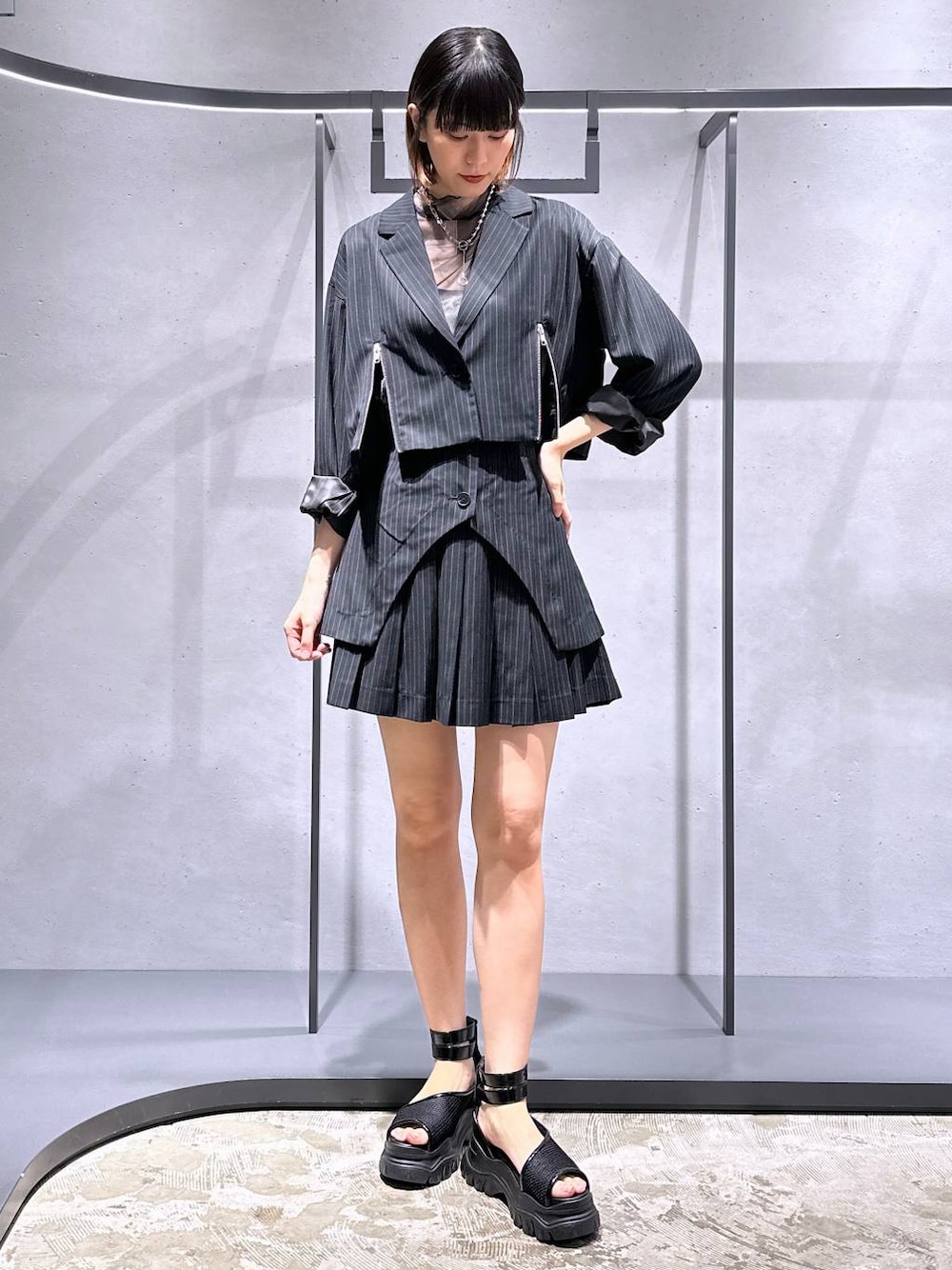 その他のテーラードジャケット、ブラック系のTシャツ/カットソー、ブラック系のサンダルを着用したレディースの夏コーディネートの1枚目の写真