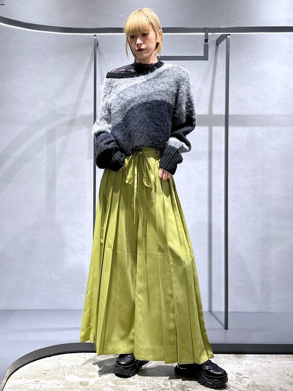 ブラック系のニット/セーター、グリーン系のその他パンツ、ブラック系のスニーカーを着用したレディースの冬コーディネートの1枚目の写真