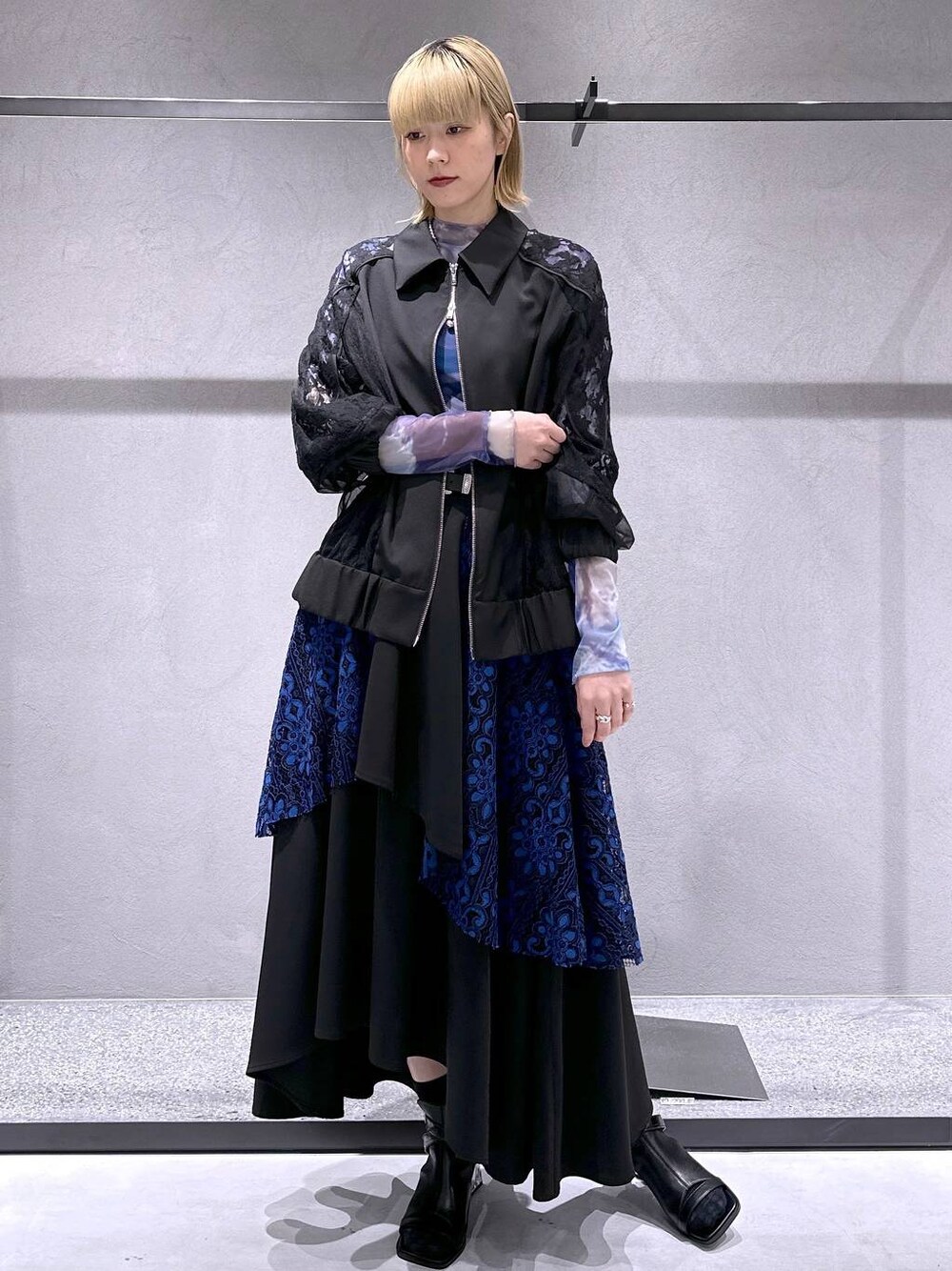 ブルー系のTシャツ/カットソー、ブルー系のスカート、ブラック系のサンダルを着用したレディースの春コーディネートの1枚目の写真