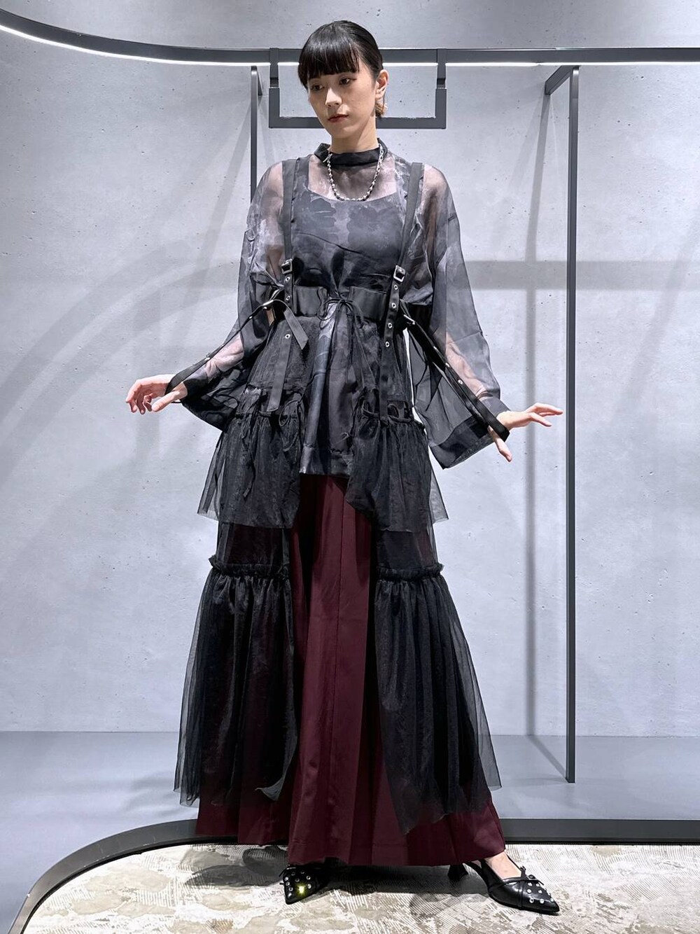 ブラック系のTシャツ/カットソー、ブラック系のパンプス、ブラック系のスカートを着用したレディースの夏コーディネートの1枚目の写真