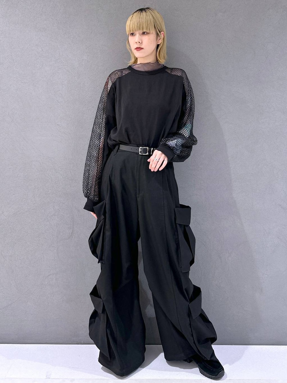 ブラック系のカーゴパンツ、ブラック系のベルトを着用したレディースの春コーディネートの1枚目の写真