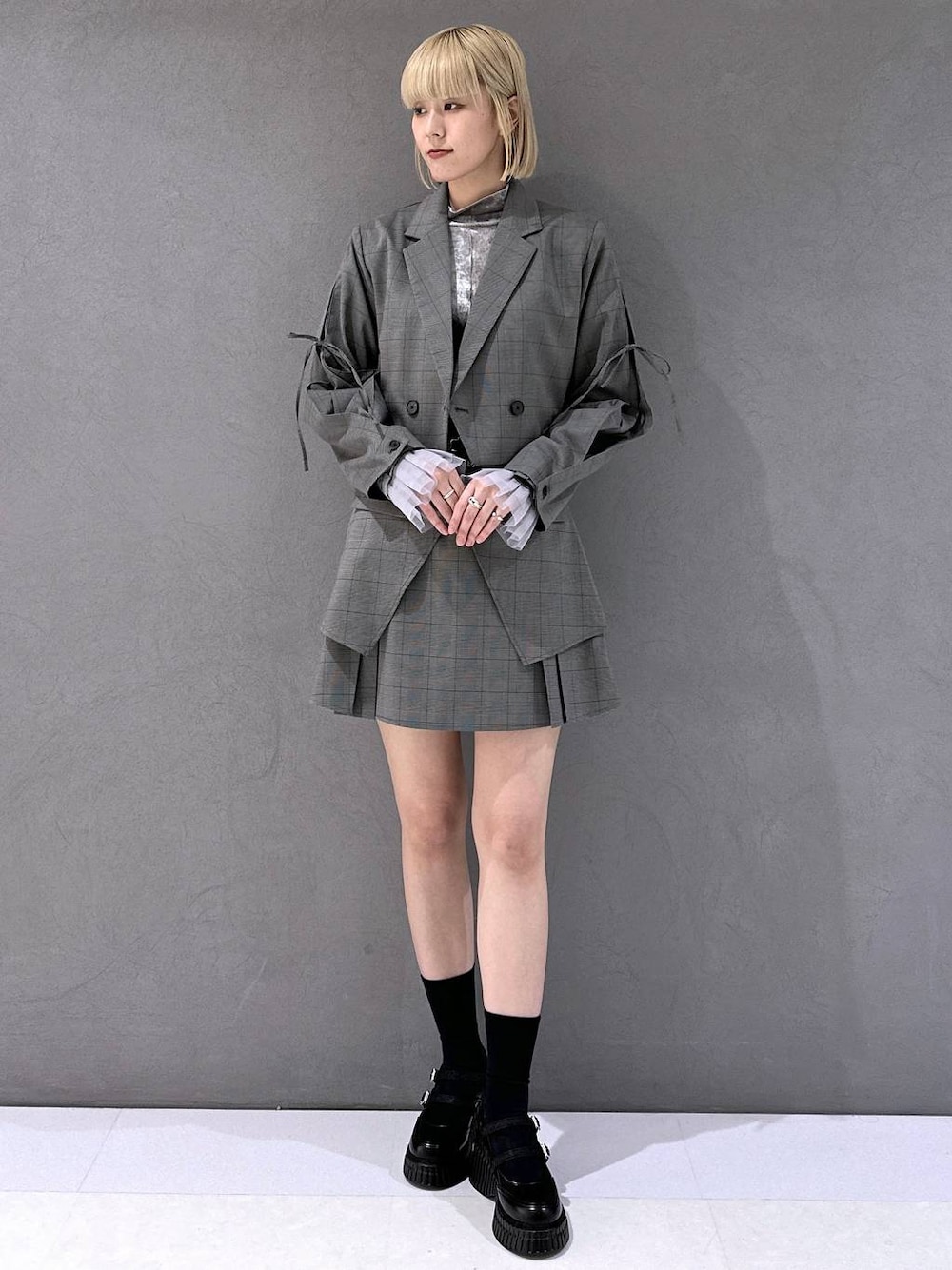 ブラック系のドレスシューズ、グレー系のTシャツ/カットソー、その他のテーラードジャケットを着用したレディースの秋コーディネートの1枚目の写真