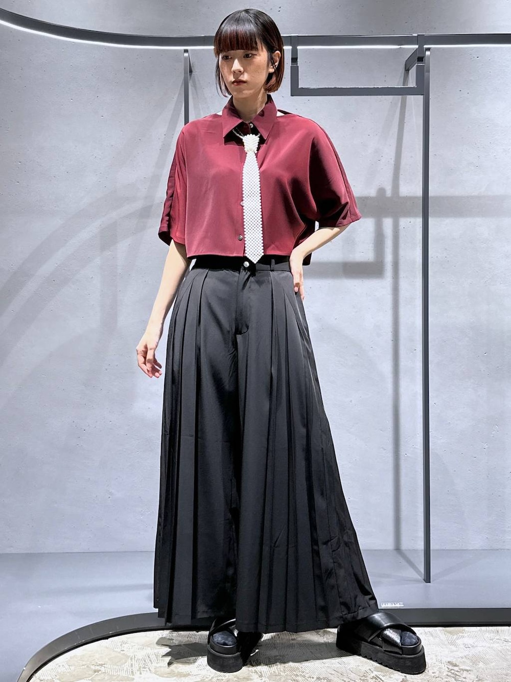 ブラック系のサンダル、ブラック系のその他パンツ、レッド系のシャツ/ブラウスを着用したレディースの夏コーディネートの1枚目の写真