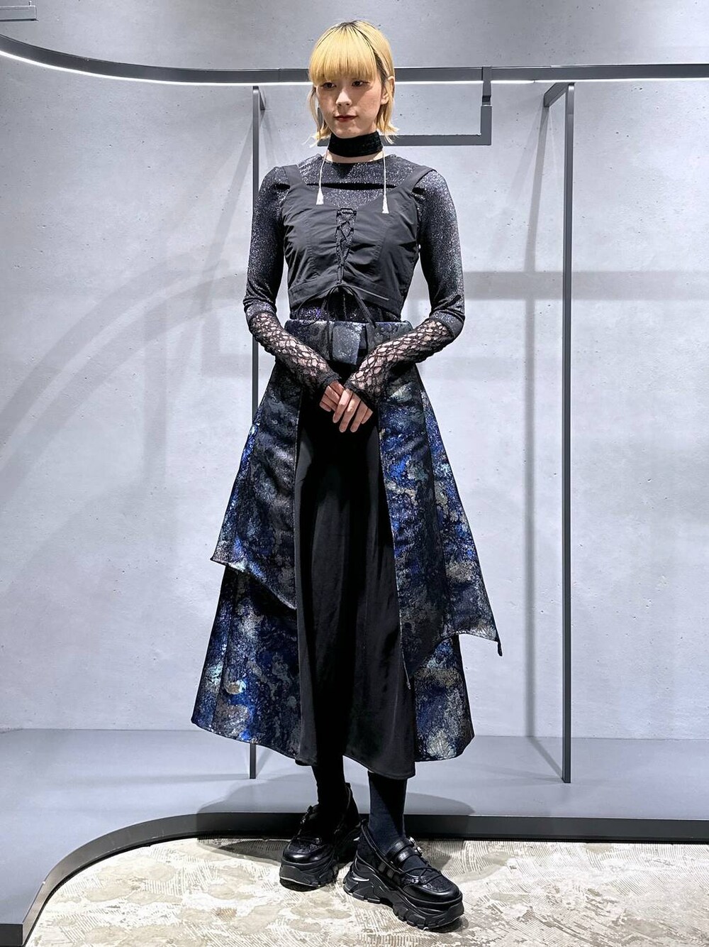 ブラック系のスニーカー、ブラック系のその他トップス、ブラック系のTシャツ/カットソーを着用したレディースの冬コーディネートの1枚目の写真