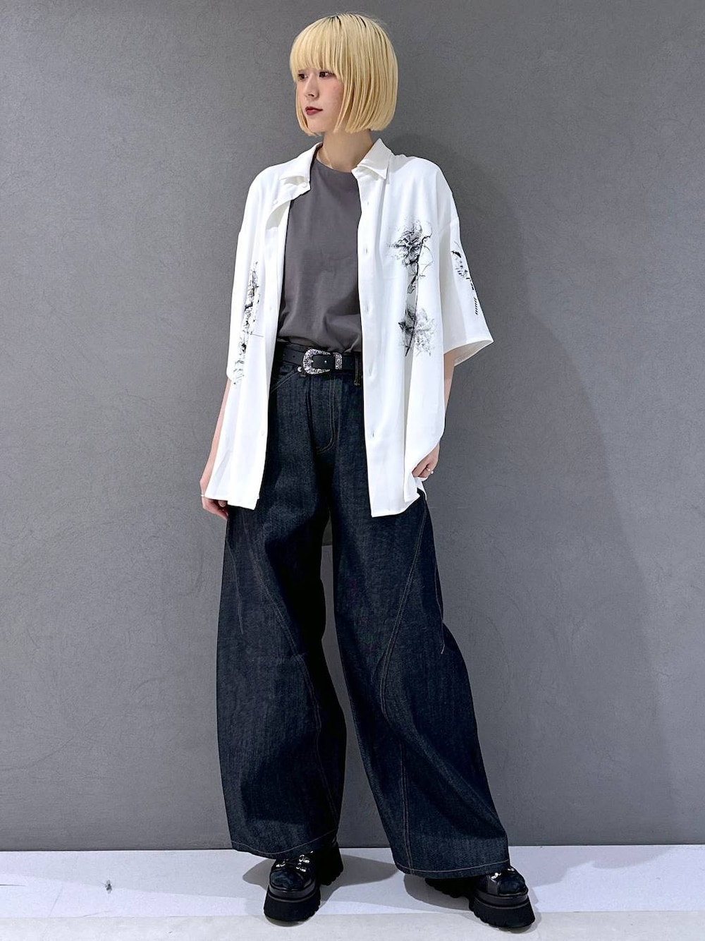 ブラック系のサンダル、ブルー系のデニムパンツ、グレー系のTシャツ/カットソーを着用したレディースの春コーディネートの1枚目の写真