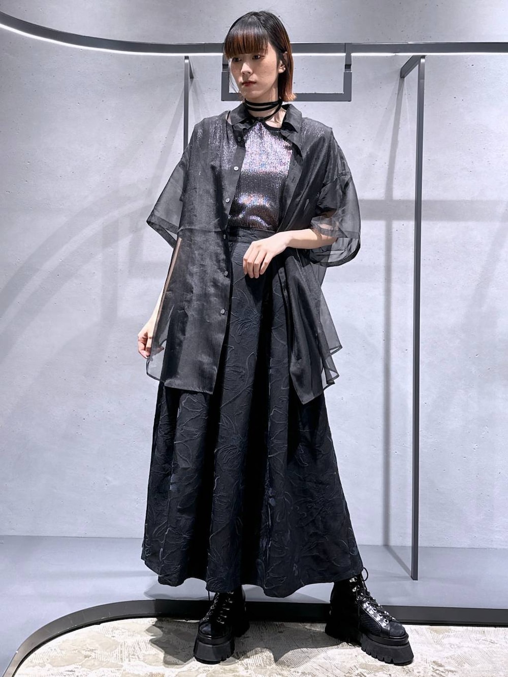 ブラック系のサンダル、グレー系のTシャツ/カットソー、ブラック系のシャツ/ブラウスを着用したレディースの春コーディネートの1枚目の写真