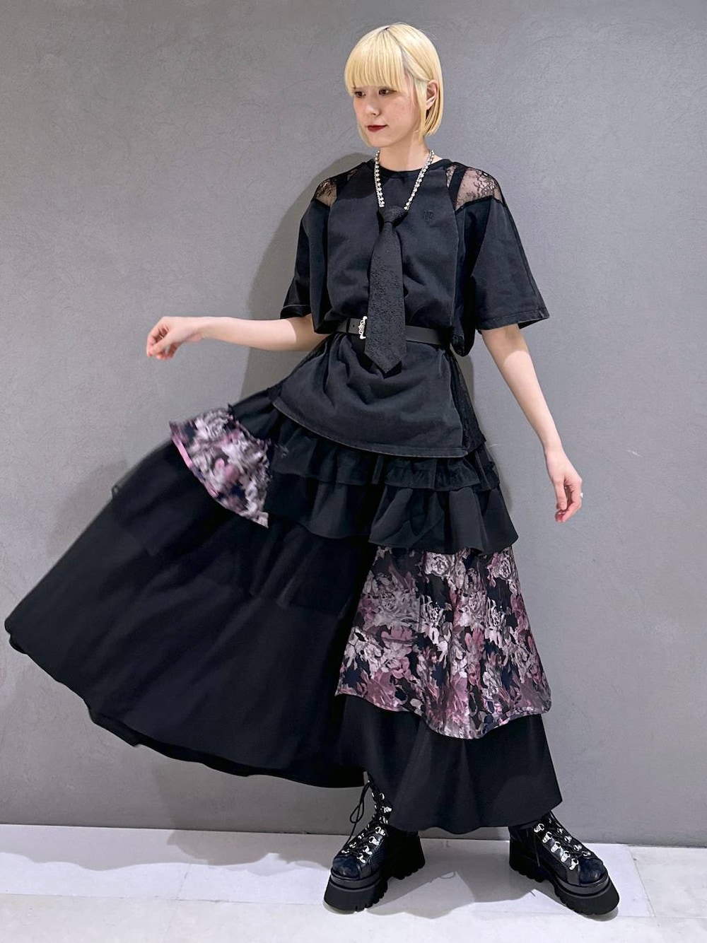 ブラック系のネクタイ、ブラック系のサンダル、ブラック系のTシャツ/カットソーを着用したレディースの春コーディネートの1枚目の写真