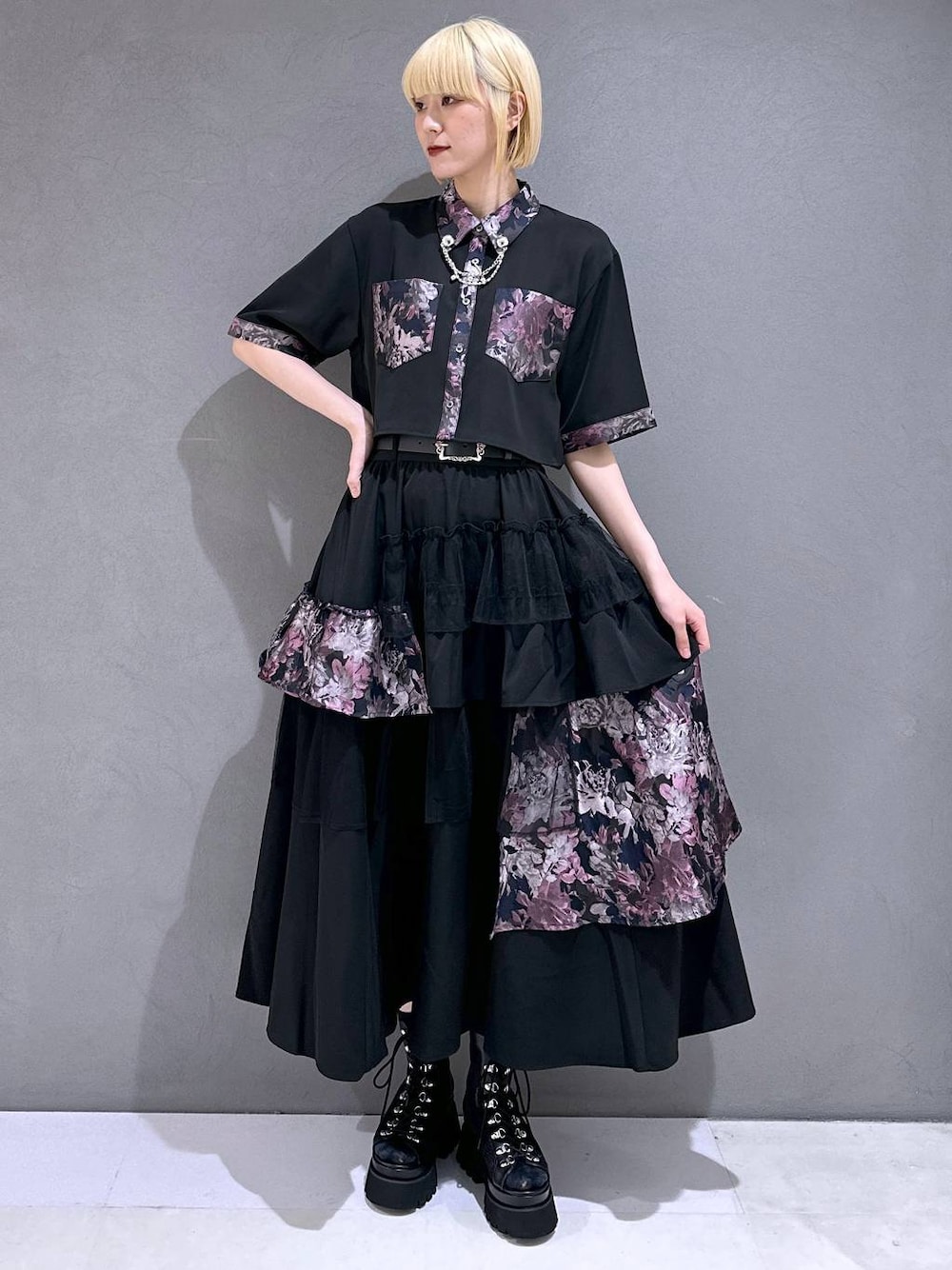 ブラック系のサンダル、ピンク系のシャツ/ブラウス、ピンク系のスカートを着用したレディースの春コーディネートの1枚目の写真