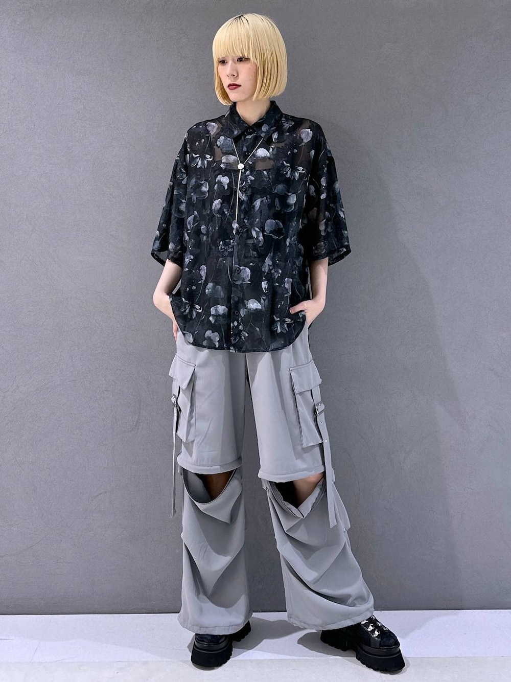 ブラック系のサンダル、グレー系のカーゴパンツ、ブラック系のシャツ/ブラウスを着用したレディースの春コーディネートの1枚目の写真