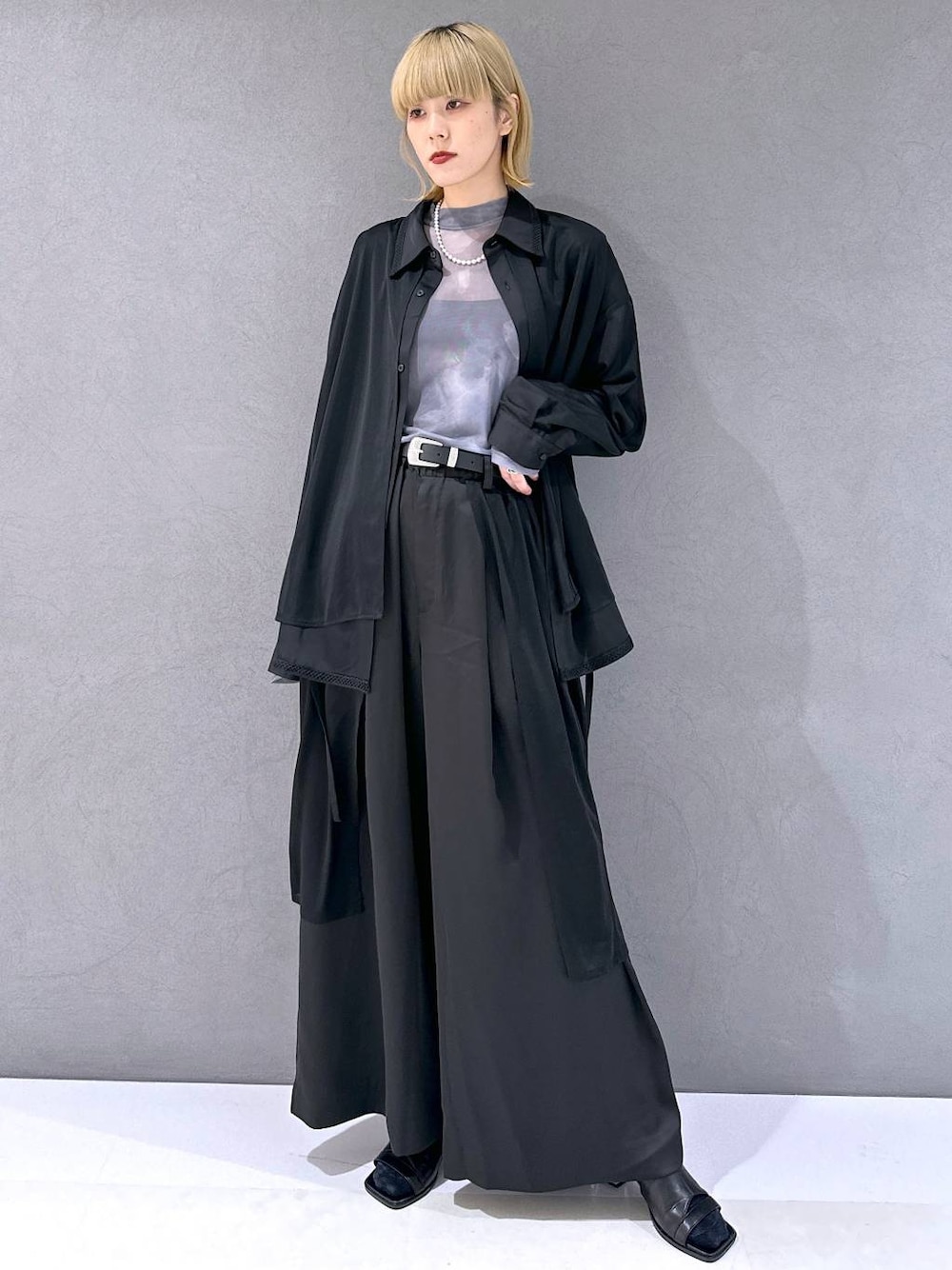 ブラック系のサンダル、ブラック系のシャツ/ブラウス、ブラック系のその他パンツを着用したレディースの春コーディネートの1枚目の写真