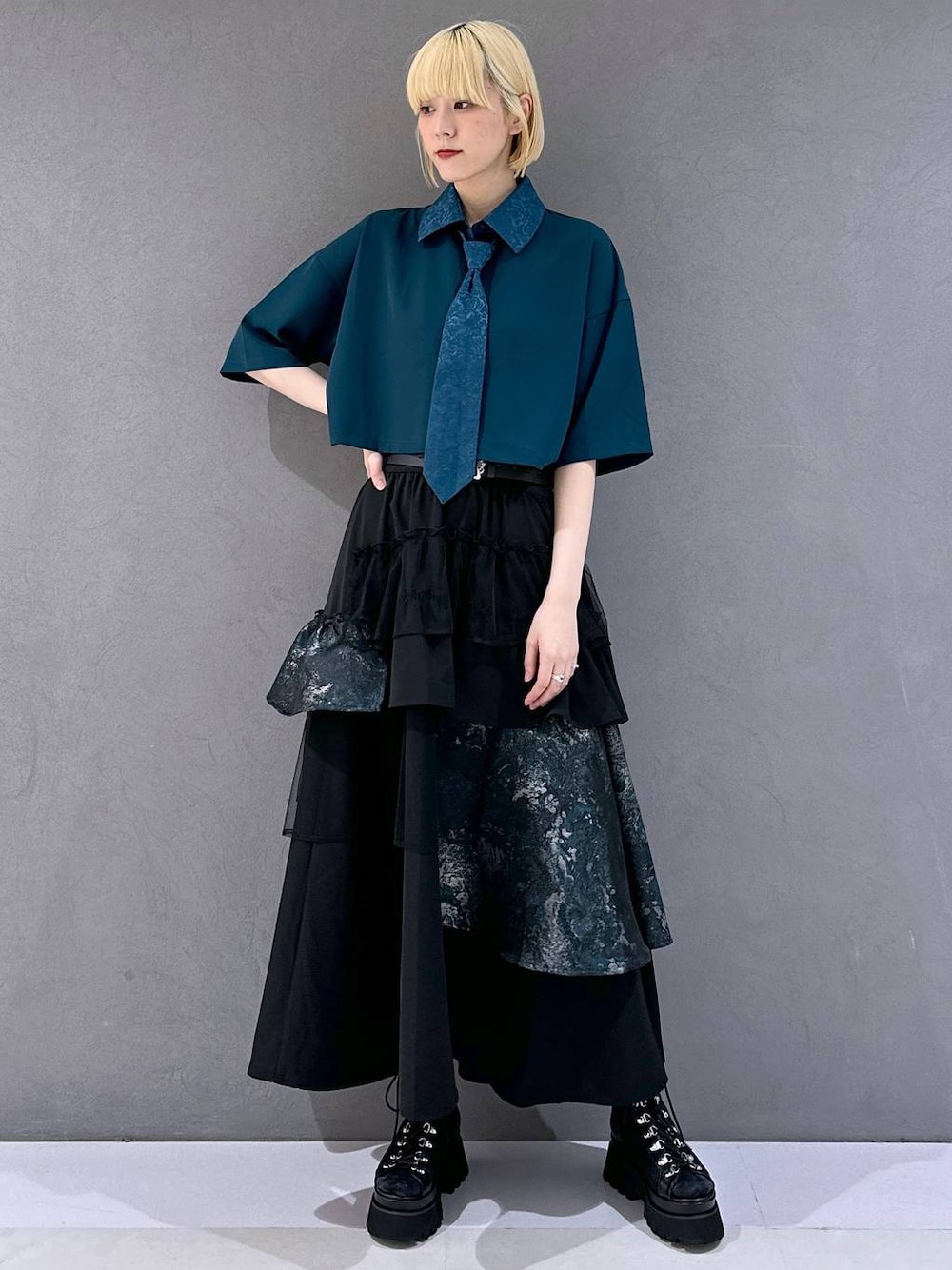 ブラック系のサンダル、グリーン系のシャツ/ブラウス、グリーン系のスカートを着用したレディースの春コーディネートの1枚目の写真