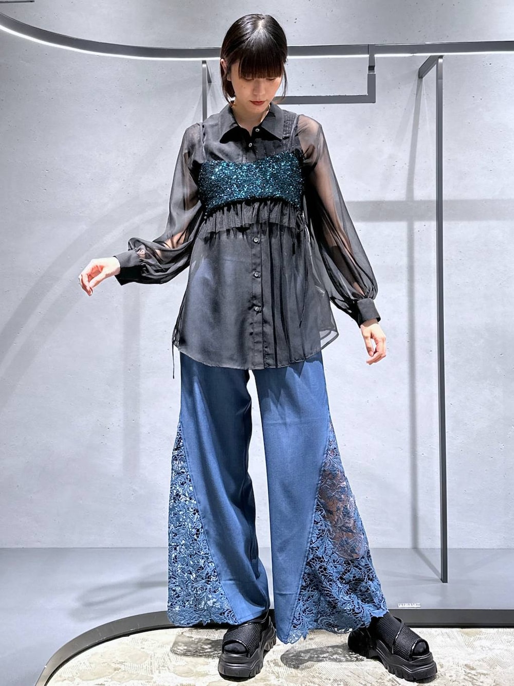 ブラック系のシャツ/ブラウス、グリーン系のチューブトップ、ブルー系のその他パンツを着用したレディースの夏コーディネートの1枚目の写真