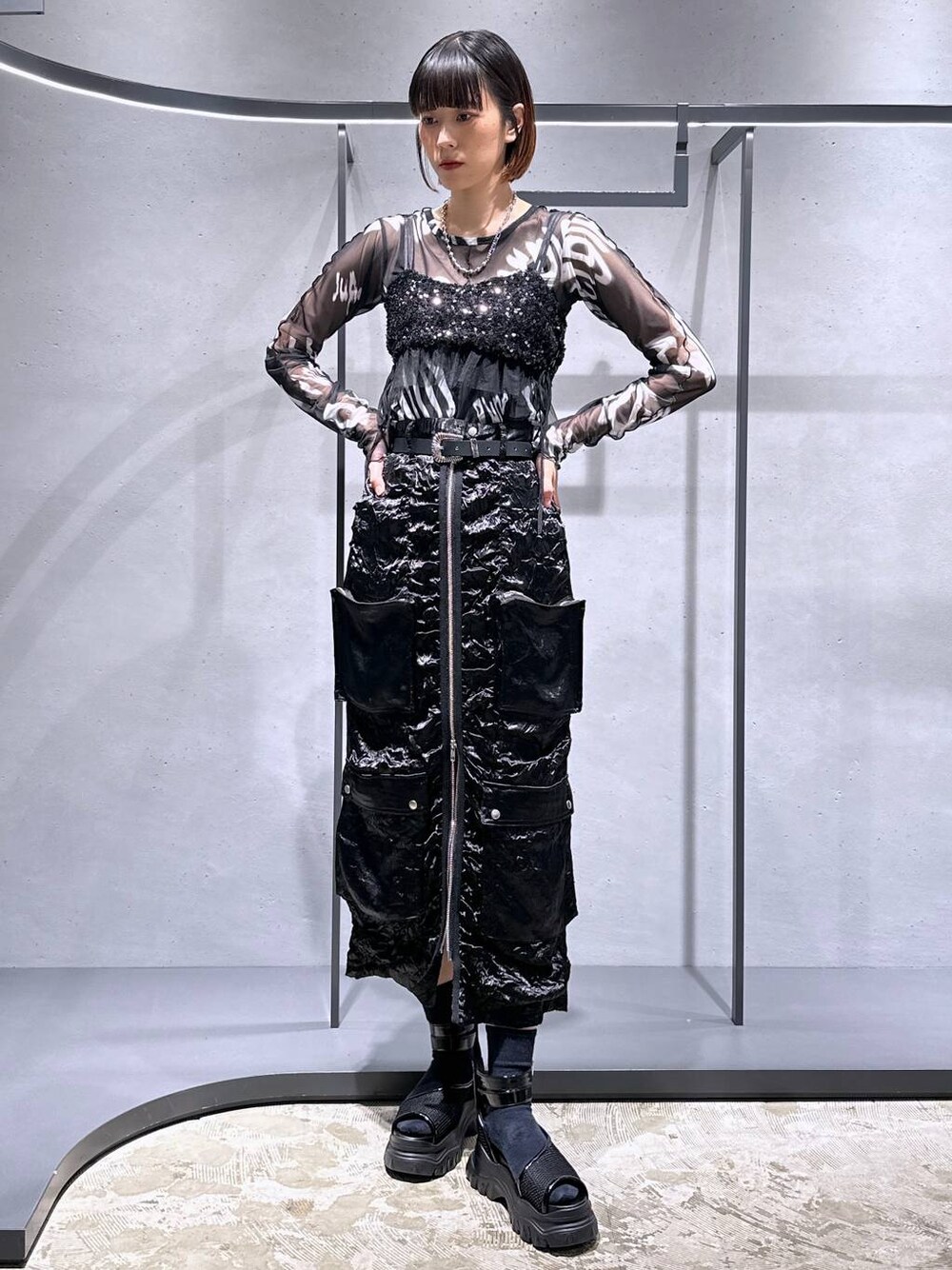 ブラック系のチューブトップ、ブラック系のサンダル、ブラック系のTシャツ/カットソーを着用したレディースの夏コーディネートの1枚目の写真