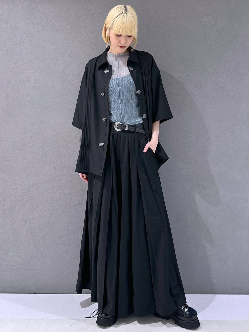 ブラック系のサンダル、ブラック系のその他パンツ、ブルー系のTシャツ/カットソーを着用したレディースの春コーディネートの1枚目の写真