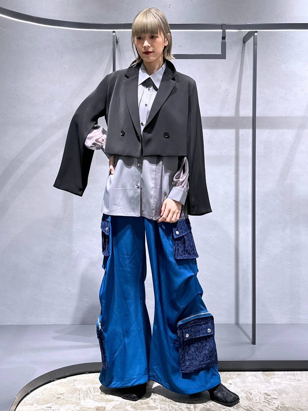 ブラック系のブーツ、グレー系のシャツ/ブラウス、ブルー系のカーゴパンツを着用したレディースの冬コーディネートの1枚目の写真