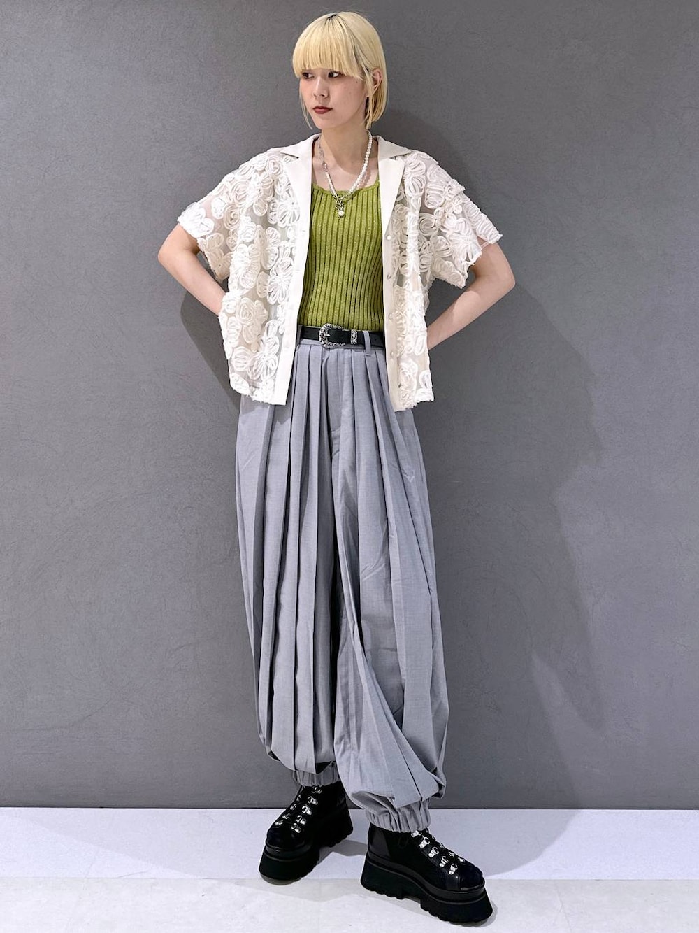 ブラック系のサンダル、イエロー系のタンクトップ、グレー系のその他パンツを着用したレディースの春コーディネートの1枚目の写真