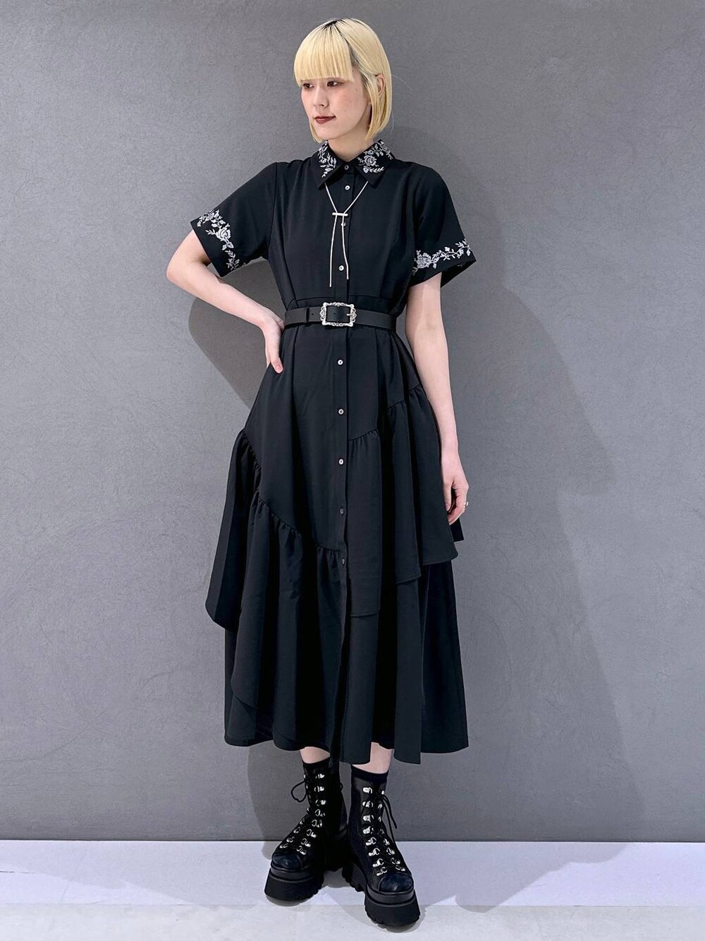 「個性派、モード、きれいめ、HARE、ワンピース、デート/ロマンティック、結婚式2次会、オケージョン、サンダル、高身長、メンズライク、女子ウケ、休日コーデ、春コーデ、夏コーデ」｜「HAREのメッシュレースアップブーサン(HARE)（サンダル、ブラック系）」を使った、ココロさん（レディース・169cm）の春コーディネートの1枚目の写真