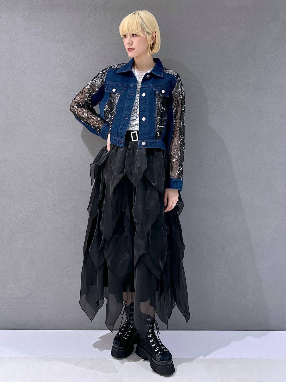 ブラック系のサンダル、ホワイト系のTシャツ/カットソー、ブラック系のスカートを着用したレディースの春コーディネートの1枚目の写真