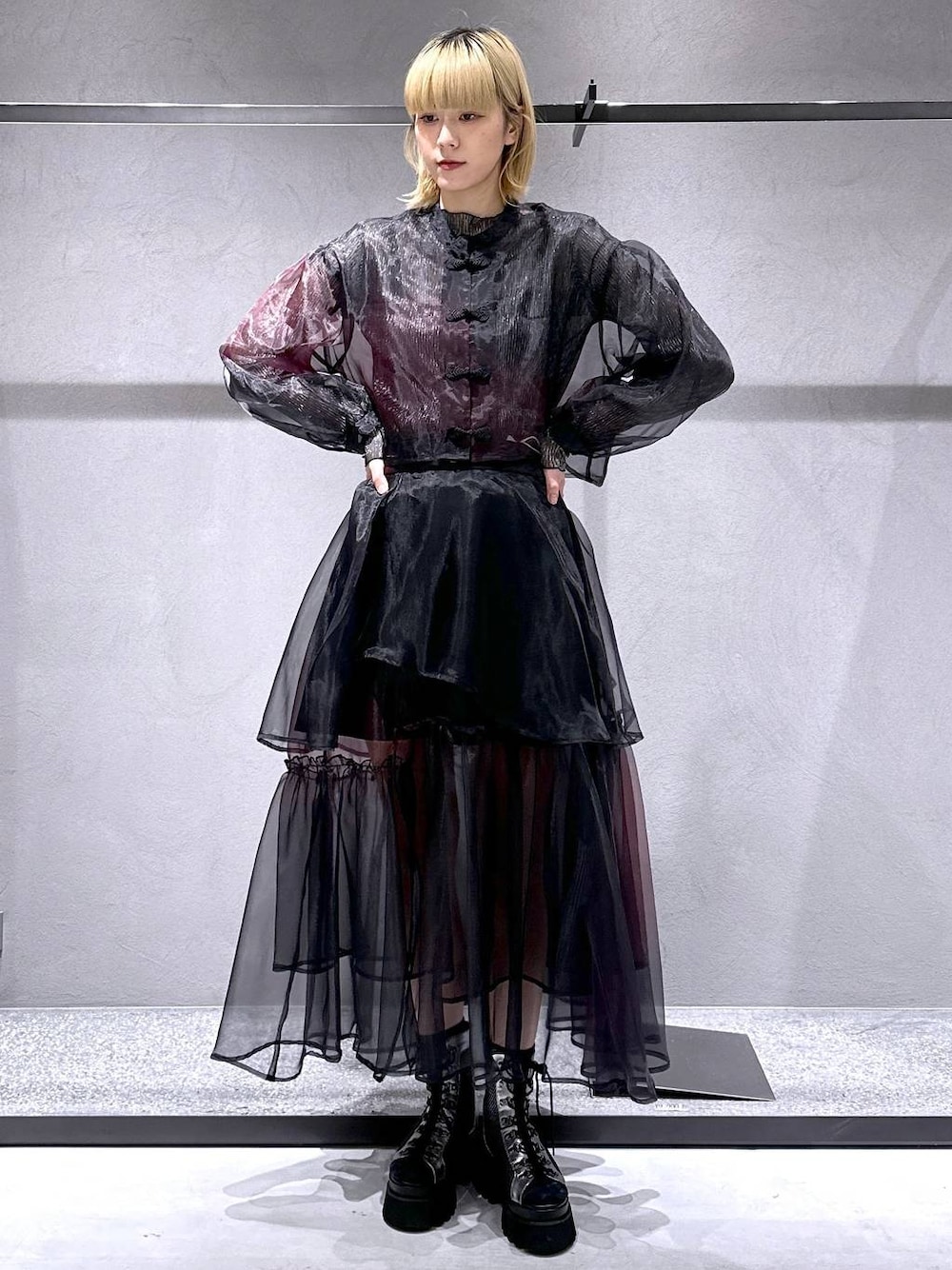 シルバー系のサンダル、ブラック系のTシャツ/カットソー、パープル系のシャツ/ブラウスを着用したレディースの春コーディネートの1枚目の写真