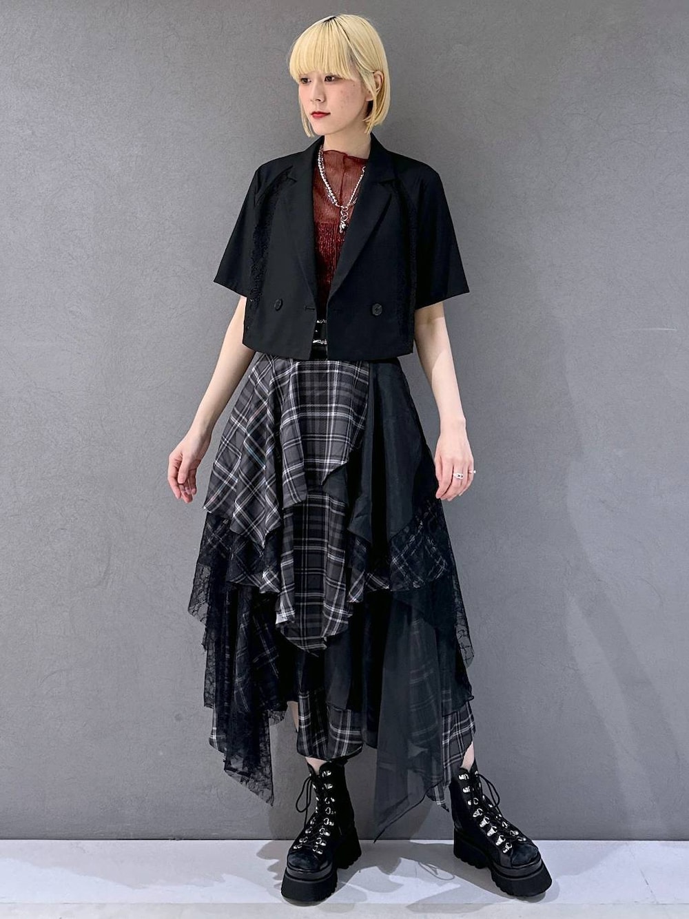 ブラック系のサンダル、ブラック系のテーラードジャケット、ブラック系のスカートを着用したレディースの春コーディネートの1枚目の写真