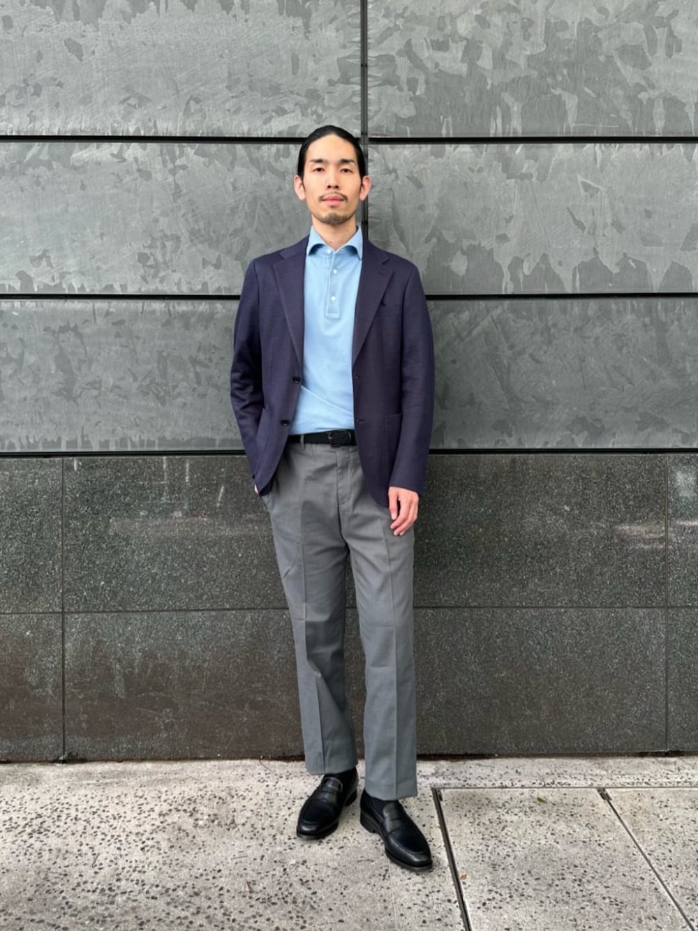 グレー系のその他パンツ、ブラック系のローファー、ブルー系のテーラードジャケットを着用したメンズの夏コーディネートの1枚目の写真