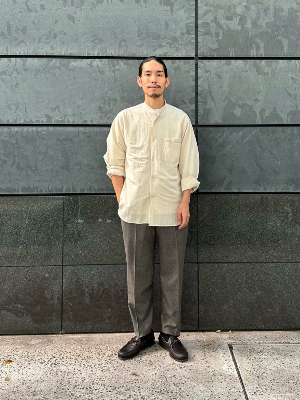 ブラウン系のモカシン/デッキシューズ、ホワイト系のシャツ/ブラウス、ホワイト系のTシャツ/カットソーを着用したメンズの秋コーディネートの1枚目の写真