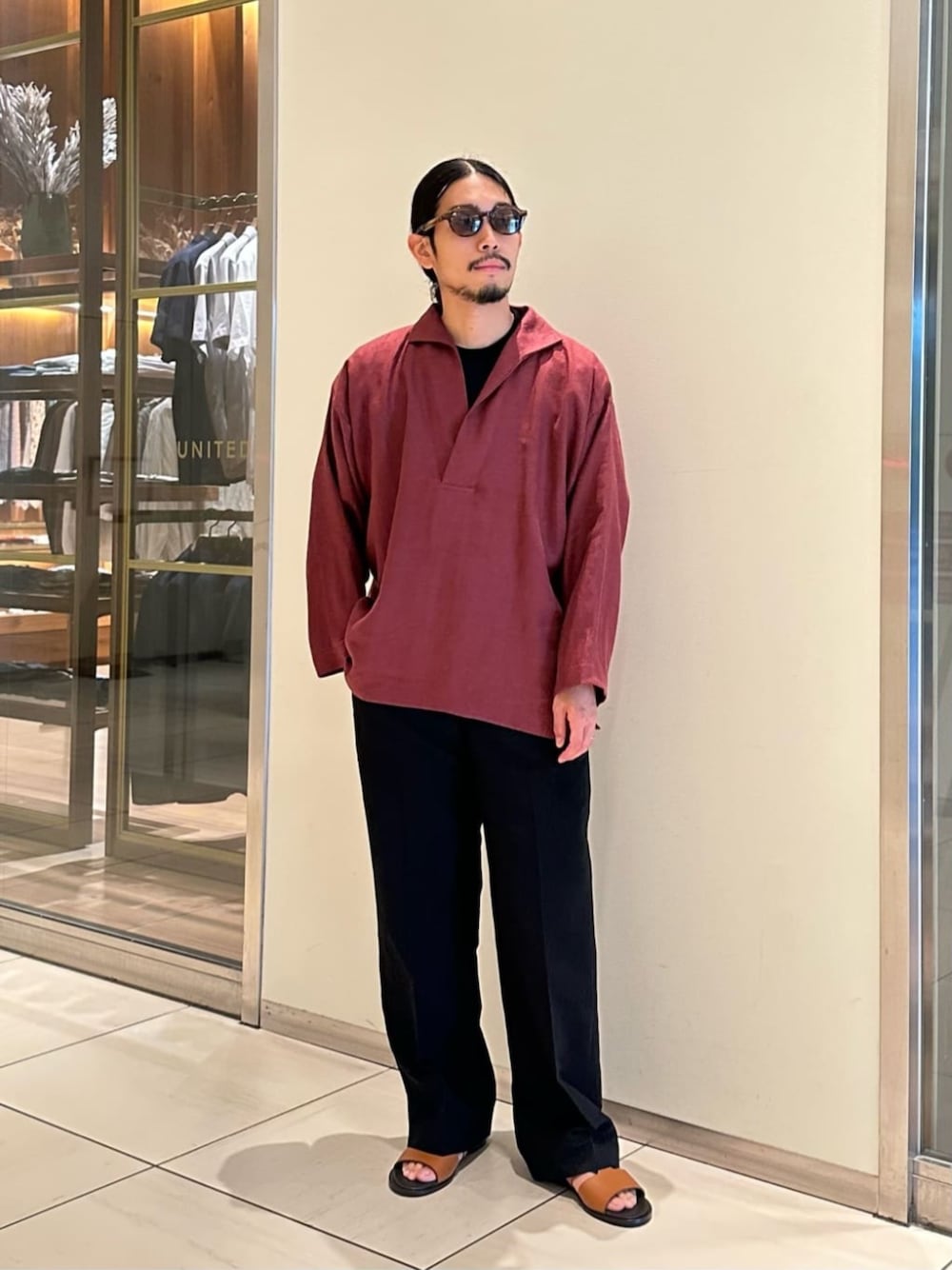 ブラック系のその他パンツ、ベージュ系のサンダル、ブラウン系のサングラスを着用したメンズの夏コーディネートの1枚目の写真
