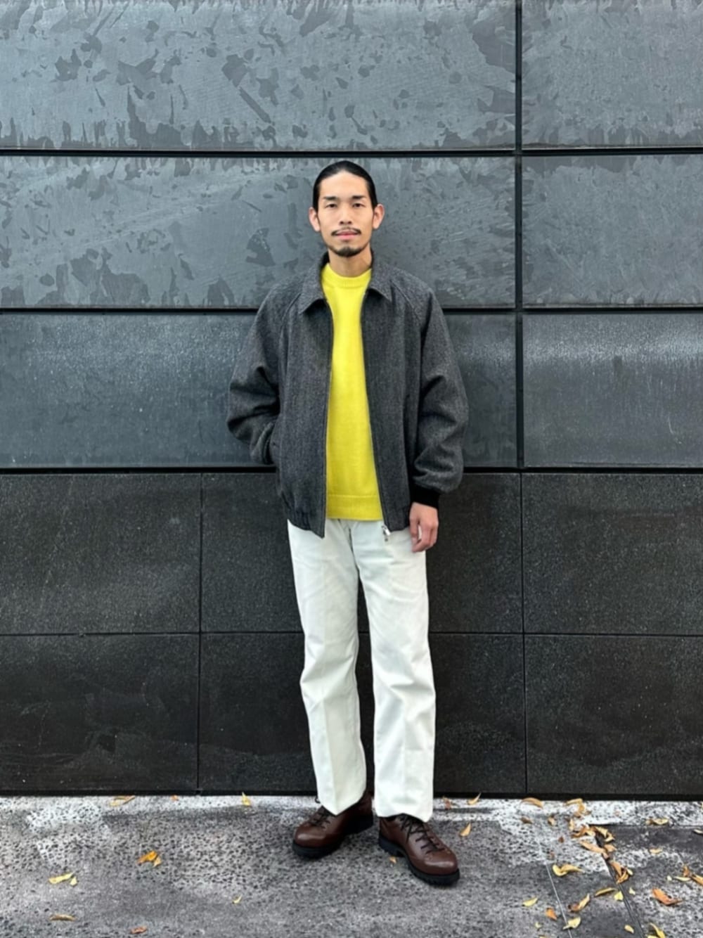 ホワイト系のその他パンツ、グレー系のブルゾン、ブラウン系のブーツを着用したメンズの冬コーディネートの1枚目の写真