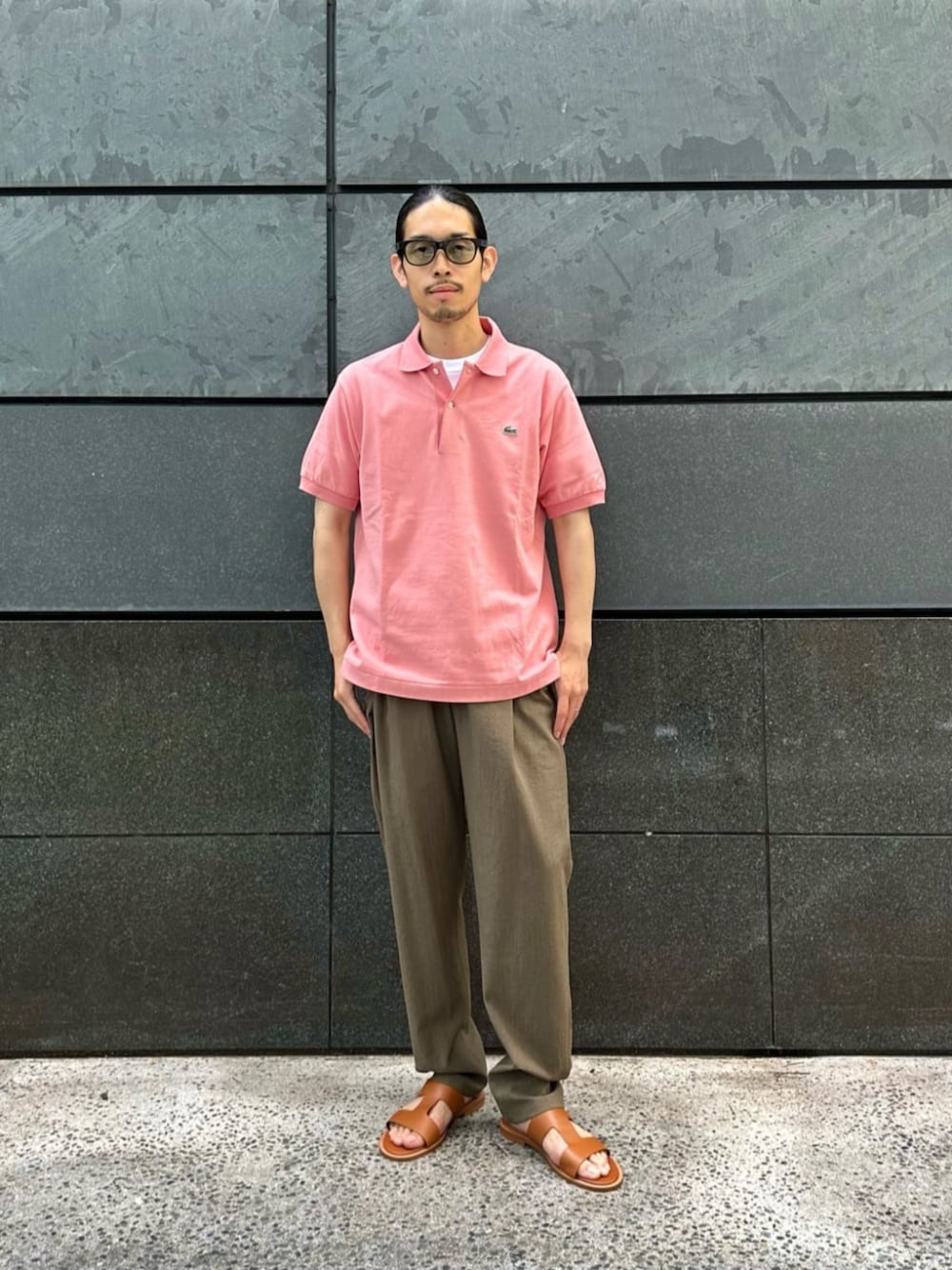 グリーン系のその他パンツ、ピンク系のポロシャツ、ホワイト系のTシャツ/カットソーを着用したメンズの夏コーディネートの1枚目の写真