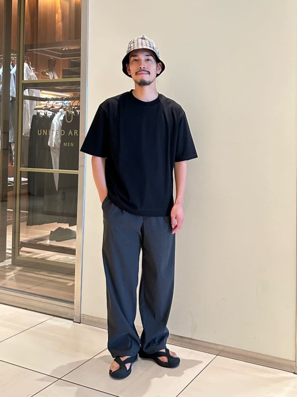 ブラック系のサンダル、ブラック系のTシャツ/カットソー、グレー系のその他パンツを着用したメンズの夏コーディネートの1枚目の写真