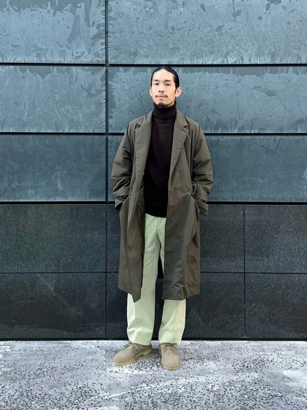 ホワイト系のその他パンツ、ベージュ系のモカシン/デッキシューズ、グリーン系のダウンジャケット/コートを着用したメンズの冬コーディネートの1枚目の写真