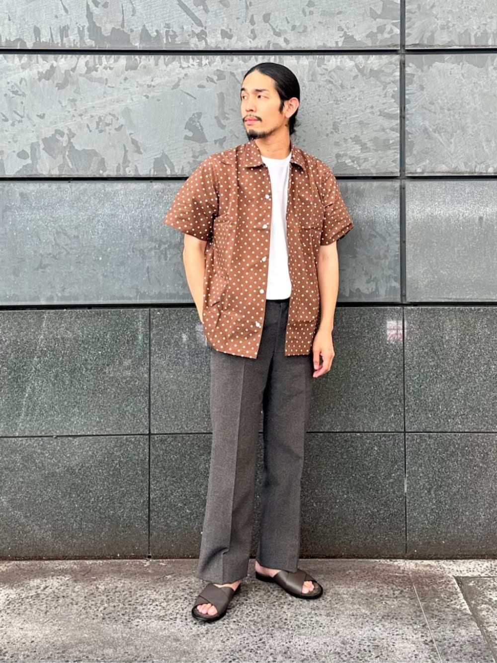 ブラウン系のサンダル、ブラウン系のシャツ/ブラウス、ホワイト系のTシャツ/カットソーを着用したメンズの夏コーディネートの1枚目の写真