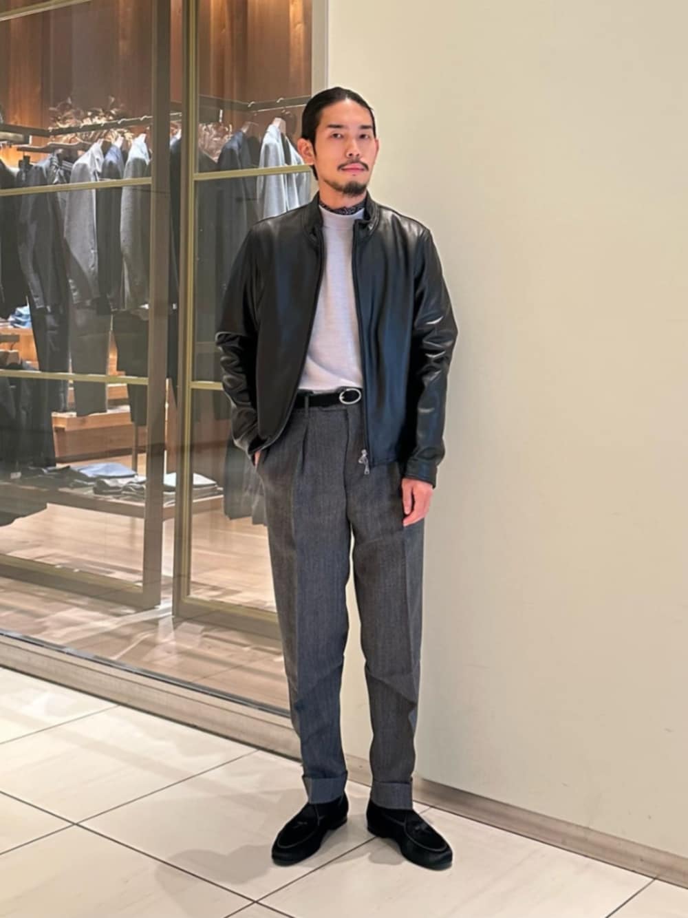 ブラック系のドレスシューズ、グレー系のニット/セーター、ブラック系のベルトを着用したメンズの秋コーディネートの1枚目の写真