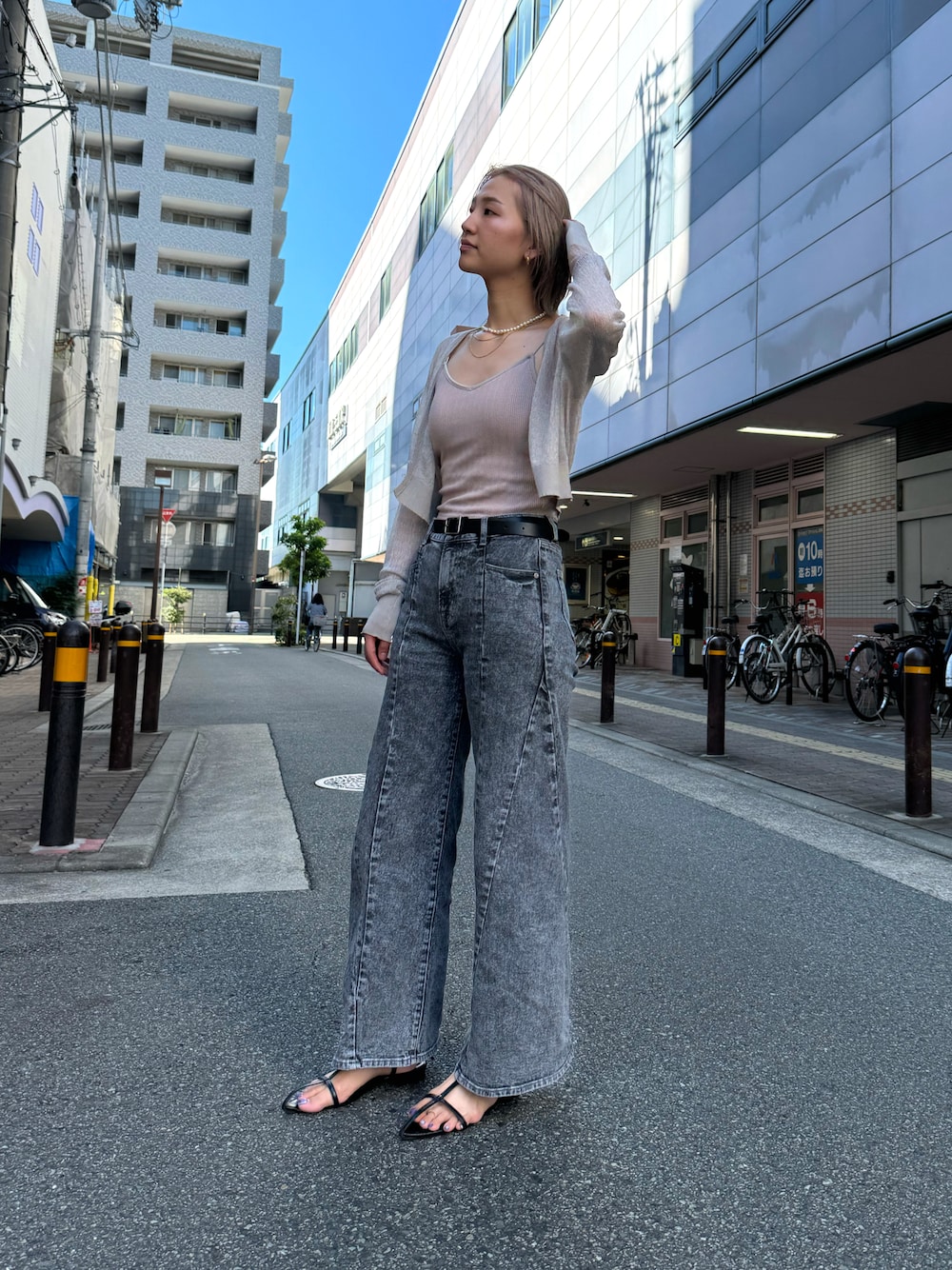 「ごーちゃんコーデ、夏コーデ、オトナカジュアル、お仕事コーデ、デニムコーデ、シースルーカーディガン、アツいコーデ全部見せ」｜「MERCURYDUOのアイテム（キャミソール、ベージュ系）」を使った、go-chanさん（レディース・164cm）の夏コーディネートの1枚目の写真