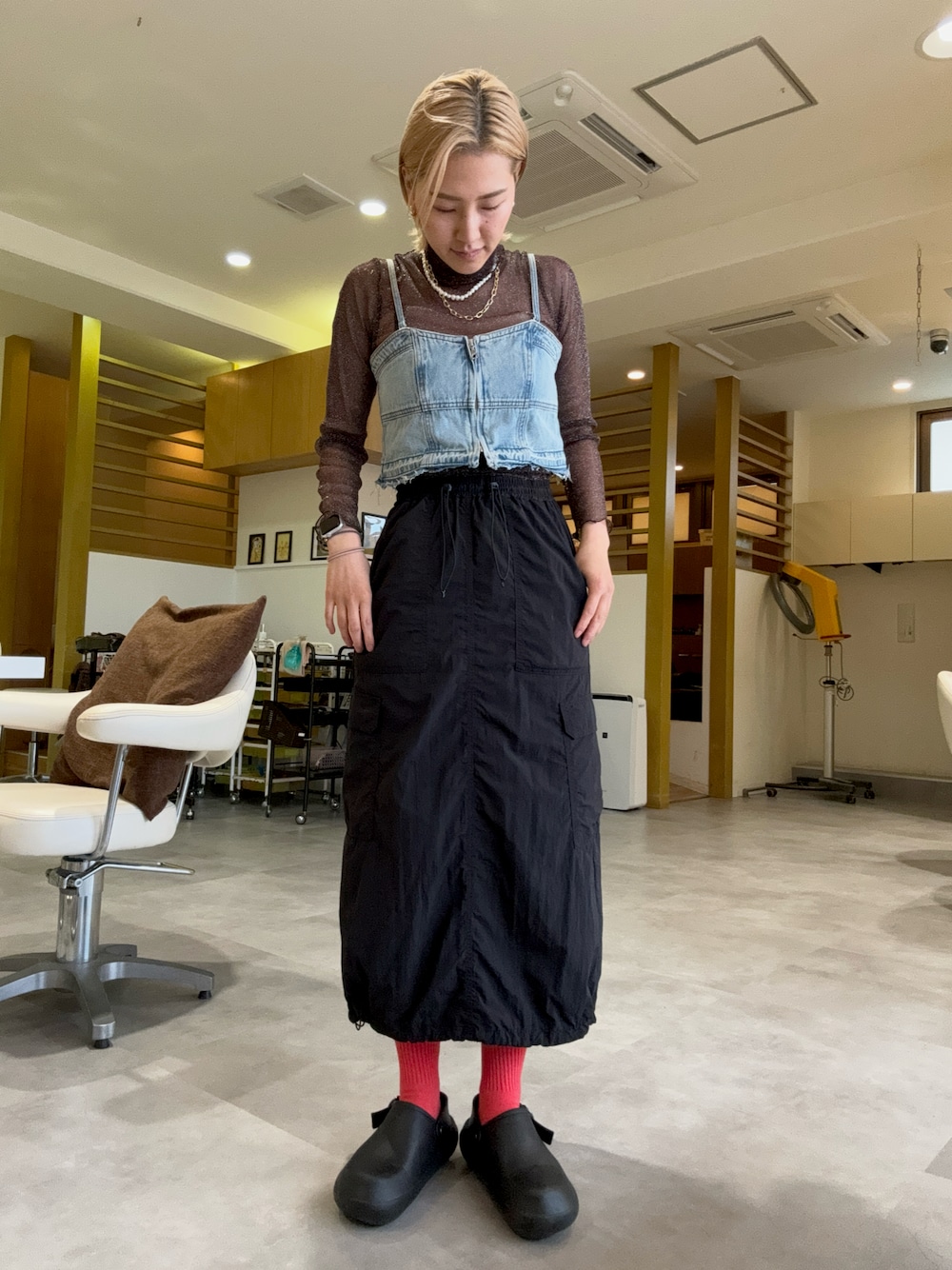 「ごーちゃんコーデ」｜「SENSE OF PLACE by URBAN RESEARCHのクロップドデニムビスチェ（キャミソール、ブルー系）」を使った、go-chanさん（レディース・164cm）の秋コーディネートの1枚目の写真