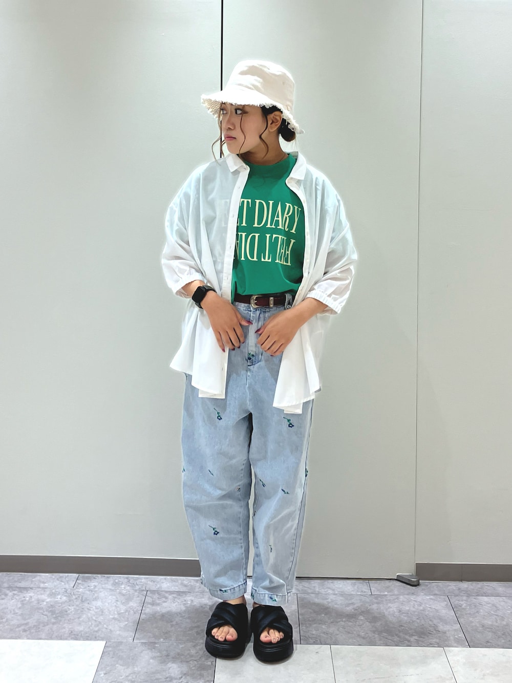 ブラック系のサンダル、ブルー系のその他パンツ、グリーン系のTシャツ/カットソーを着用したレディースの夏コーディネートの1枚目の写真